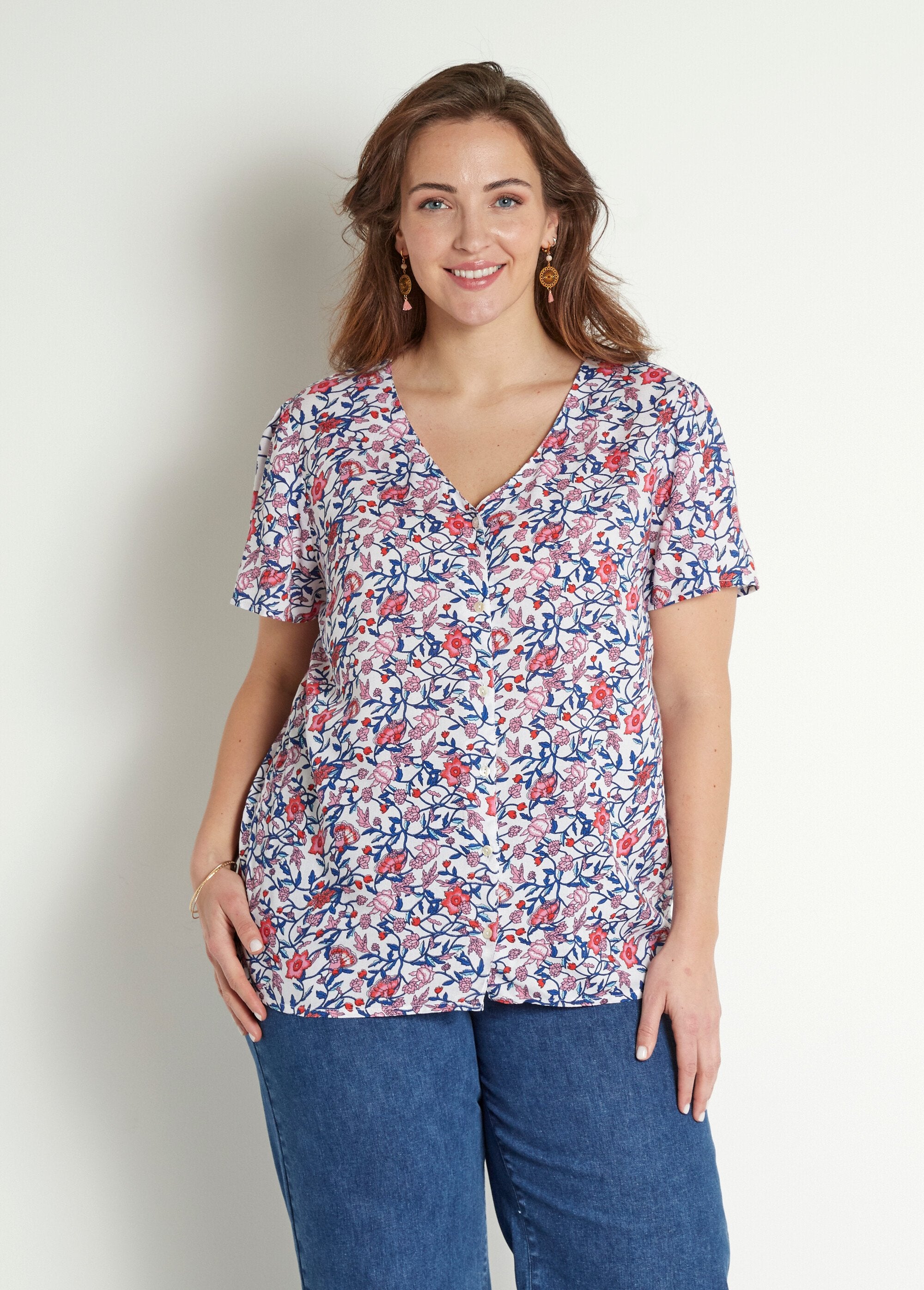 Blusa_floral_de_manga_curta_com_decote_em_V_Bleu_et_rose_FA1_curvy