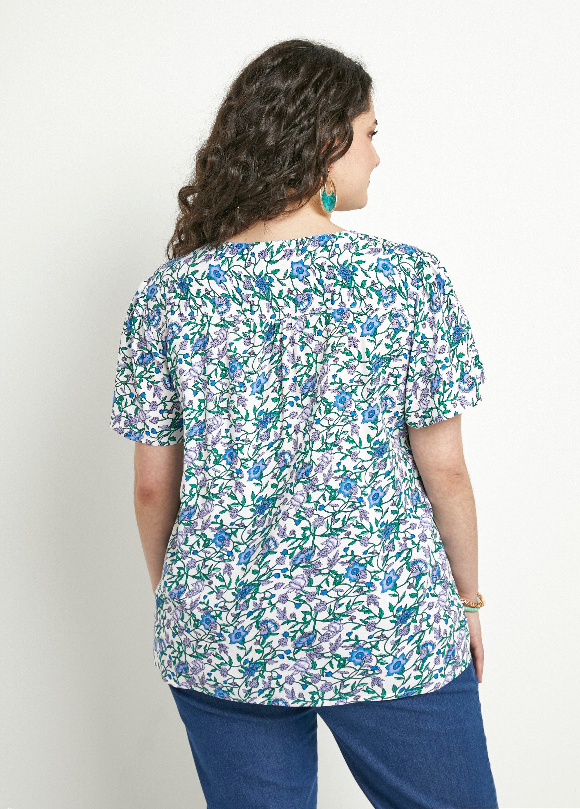 Blusa_floral_de_manga_curta_com_decote_em_V_Imp_vert_DO1_curvy