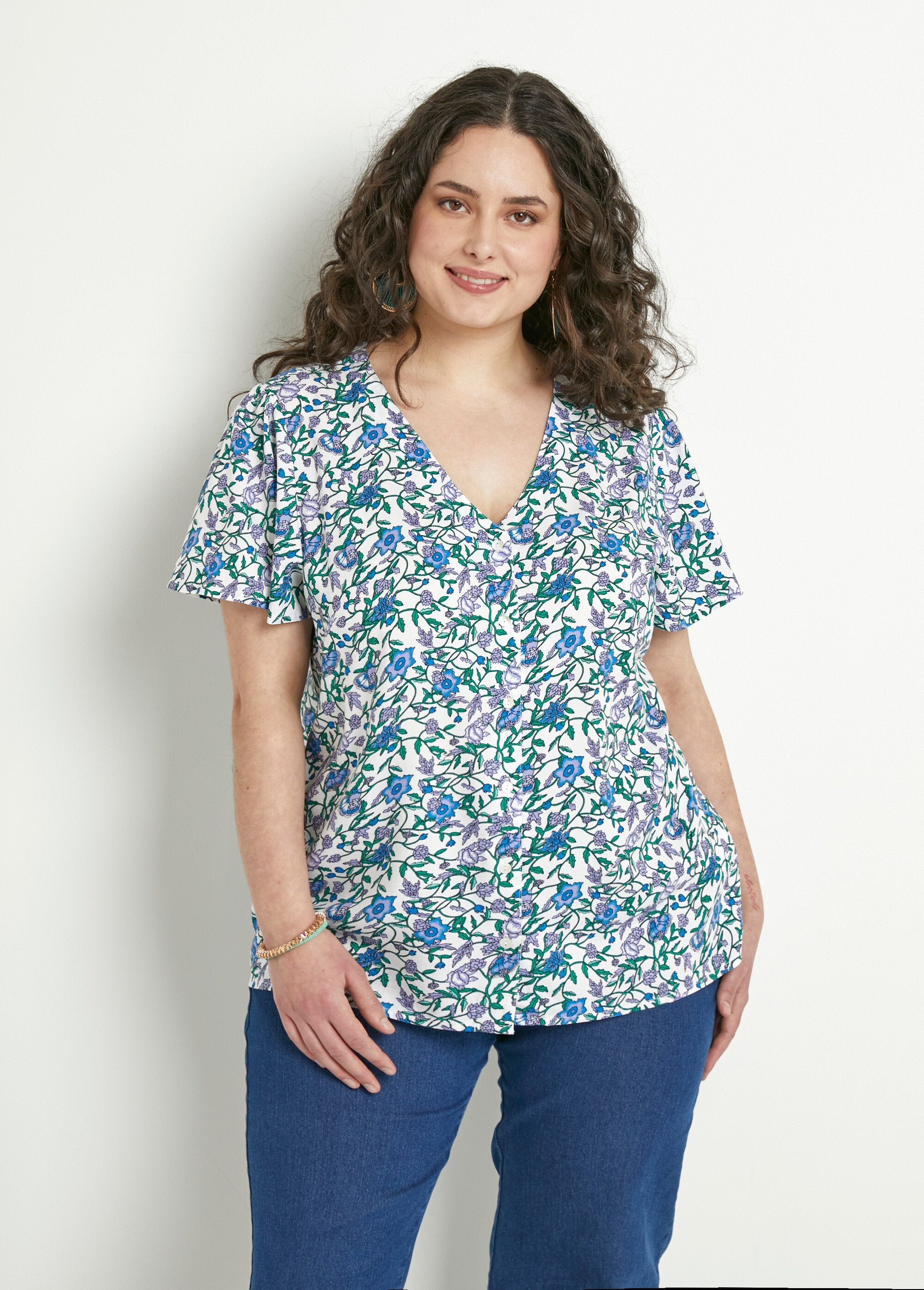 Blusa_floral_de_manga_curta_com_decote_em_V_Imp_vert_FA1_curvy