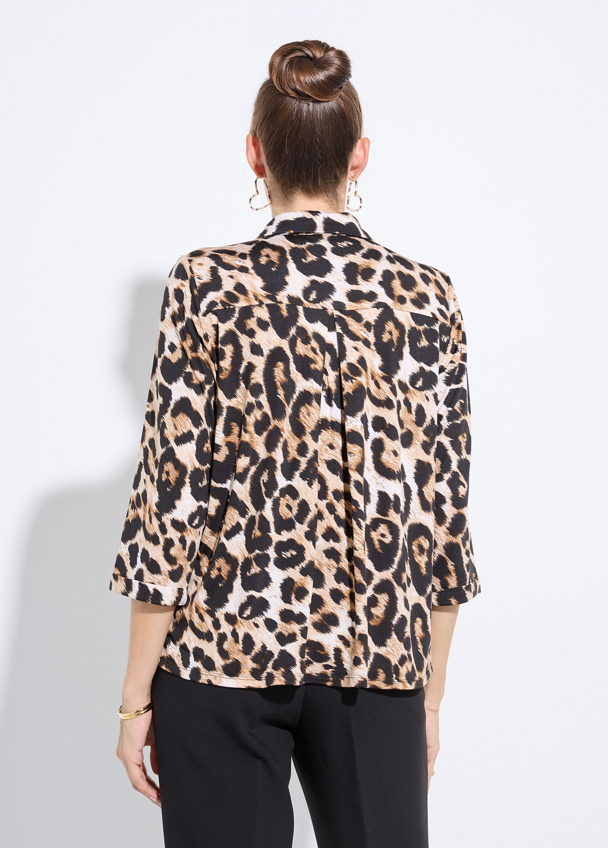 Blusa_fluida_de_leopardo_com_gola_à_medida_Leopard_DO1_slim