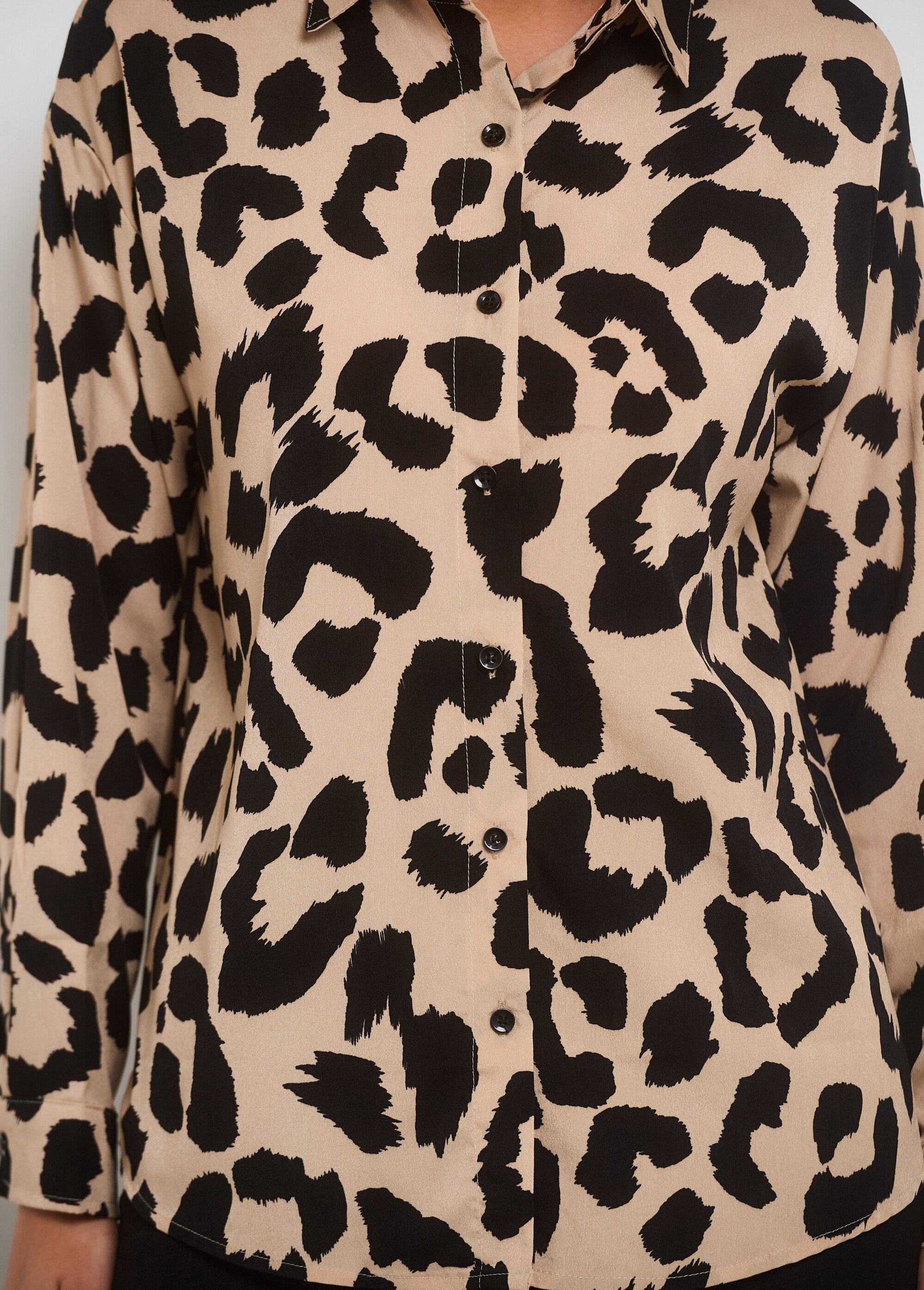 Blusa_estilosa_com_estampa_de_leopardo_Beige_et_noir_DE3_slim