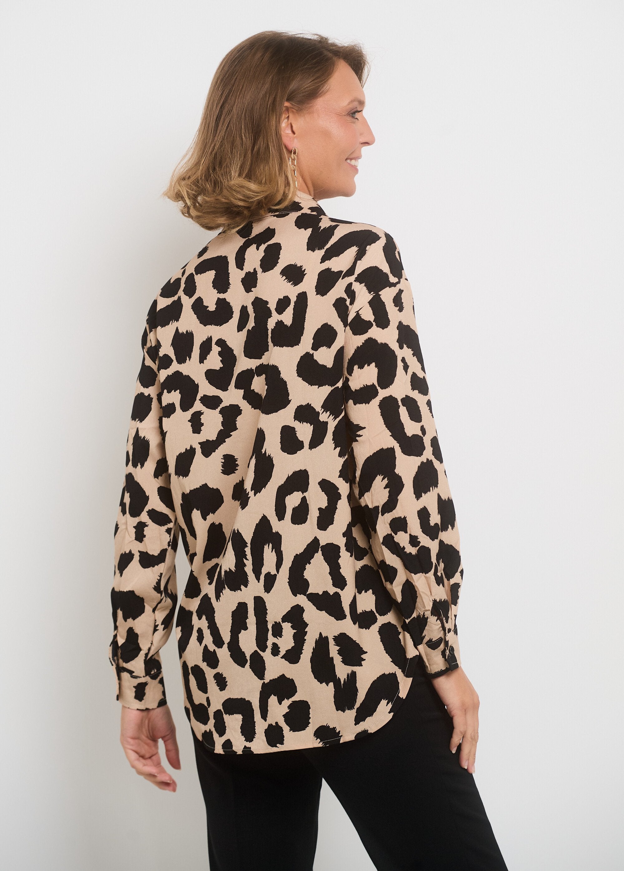 Blusa_estilosa_com_estampa_de_leopardo_Beige_et_noir_DO1_slim