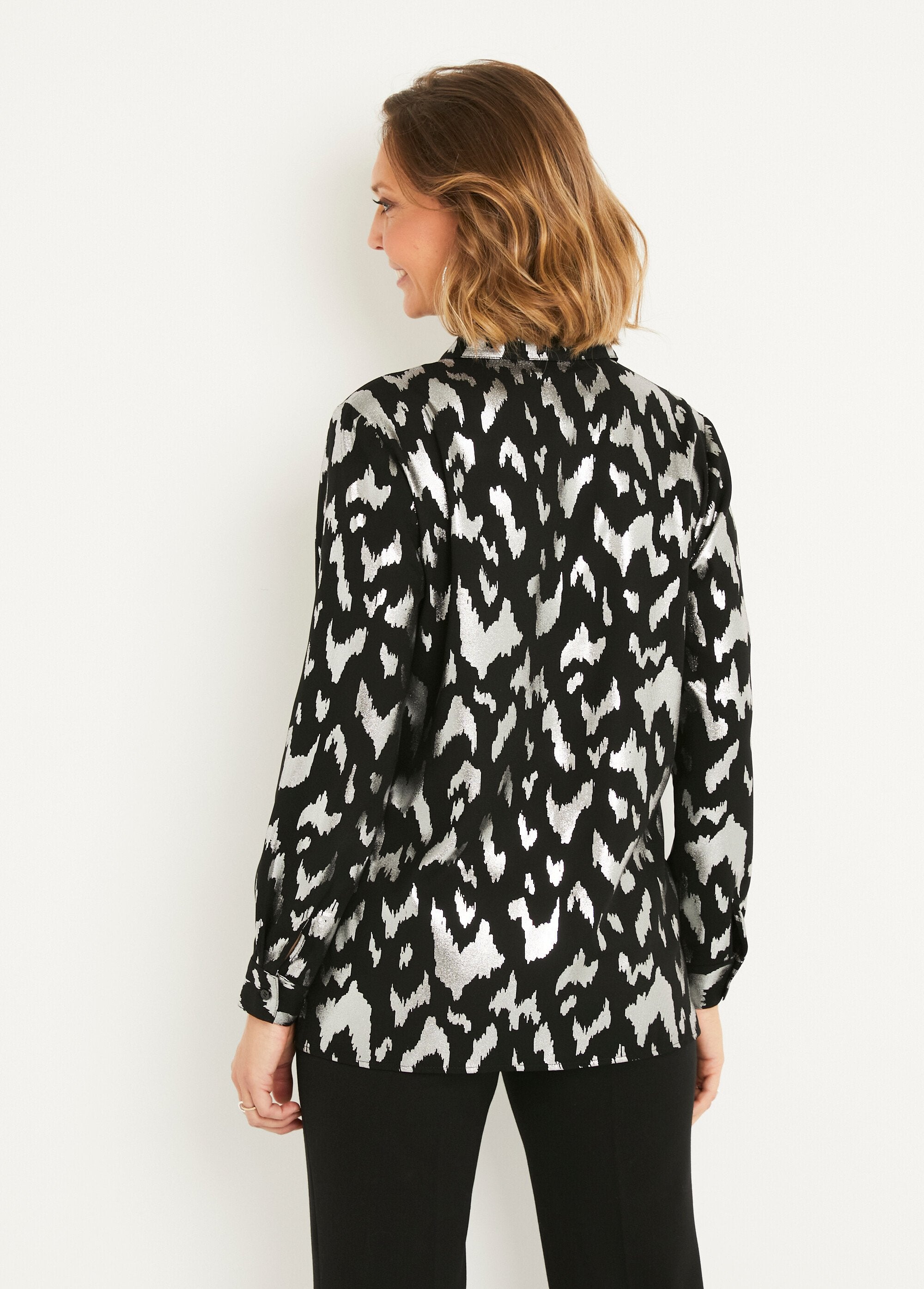 Blusa_longa_abotoada_com_estampa_brilhante_Noir_et_argent_DO1_slim