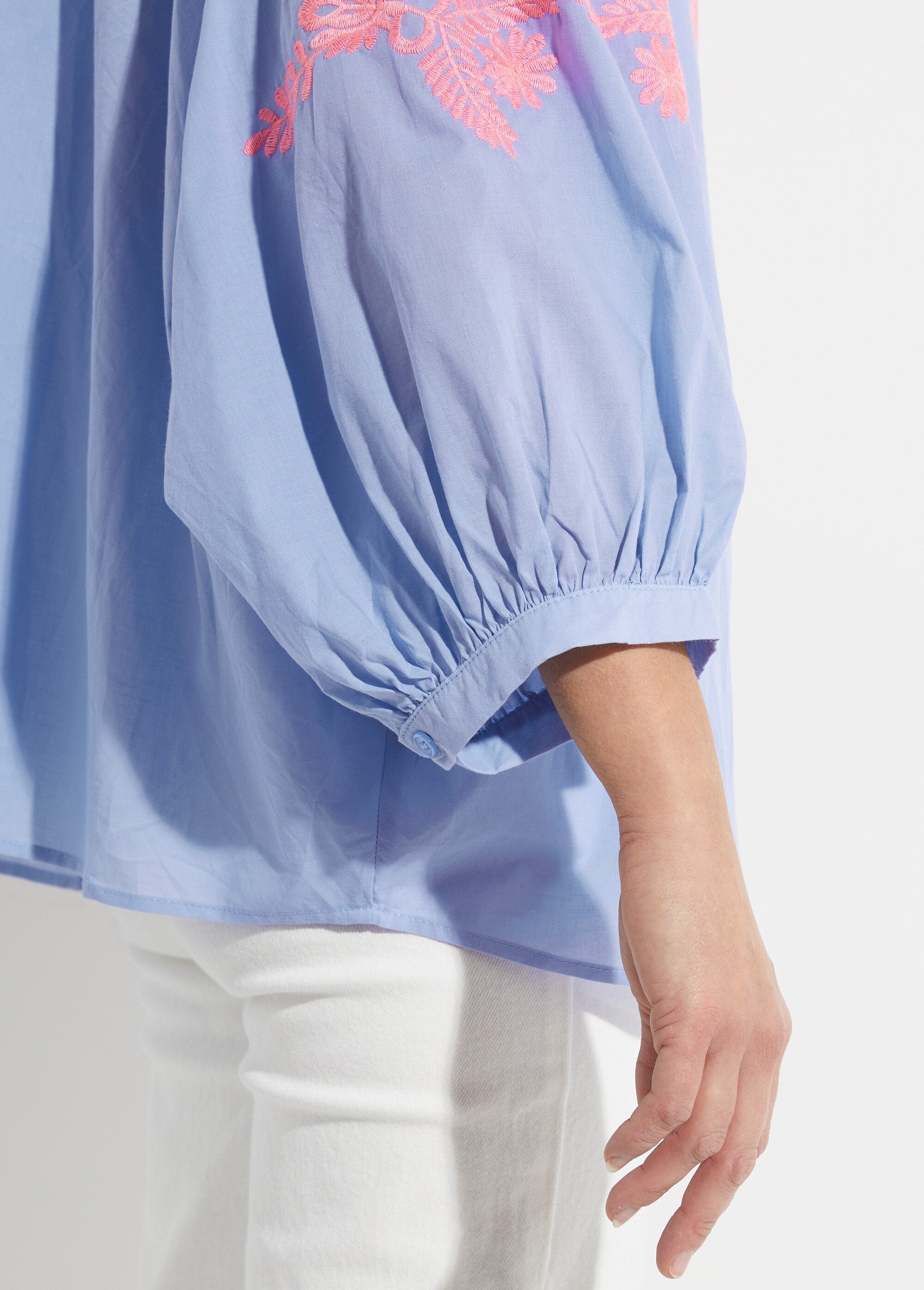 Chemisier_manches_amples_broderies_fluo_Bleu_et_rose_DE2_slim