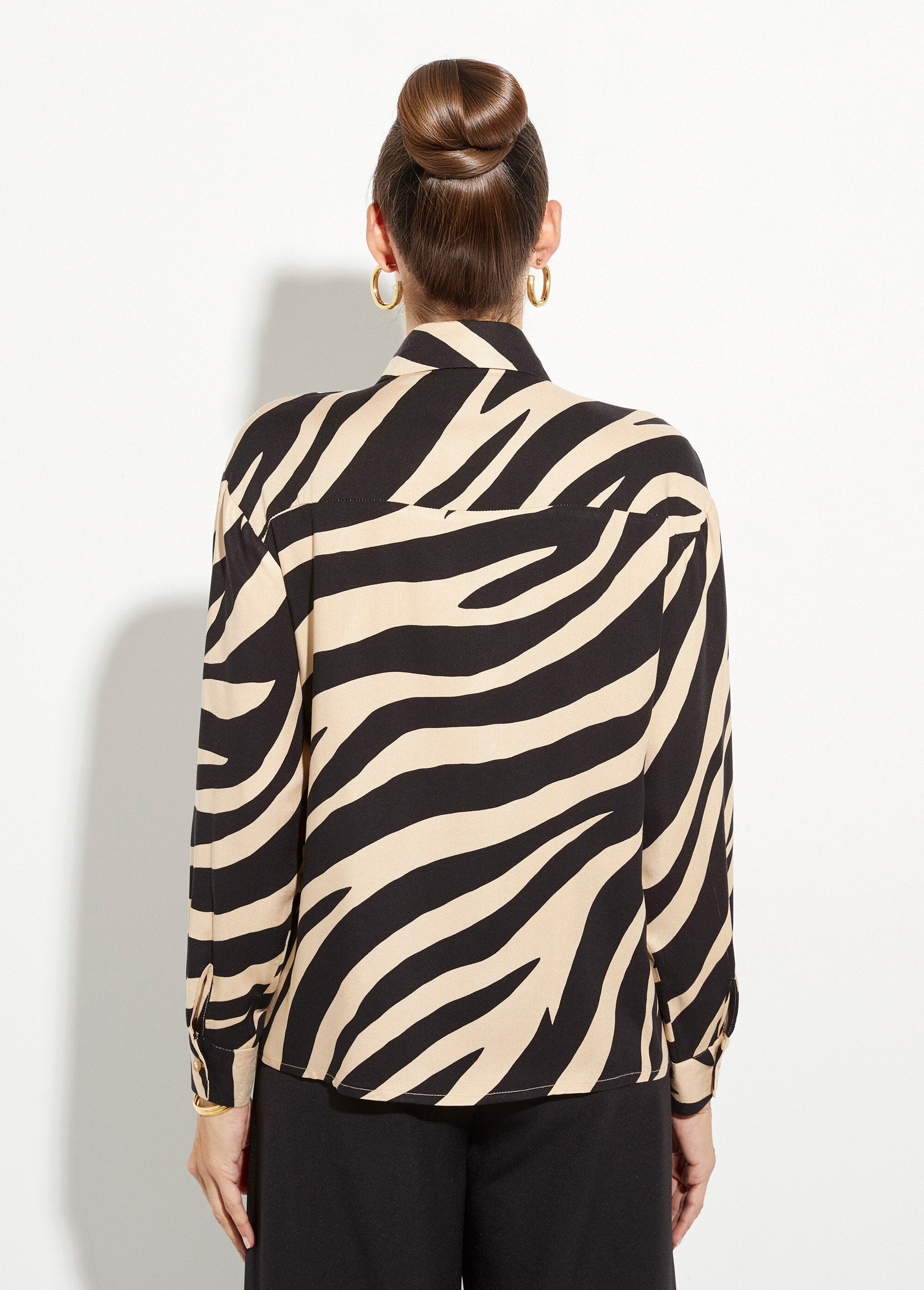 Blusa_com_estampado_de_zebra_e_bolsos_com_aba_Noir_et_beige_DO1_slim