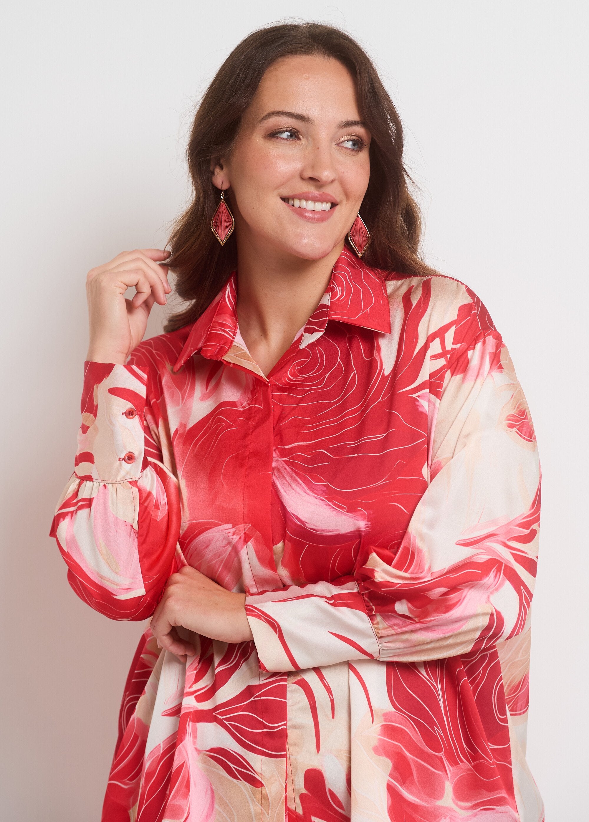 Blusa_de_cetim_floral_manga_longa_Rouge_et_rose_DE1_curvy