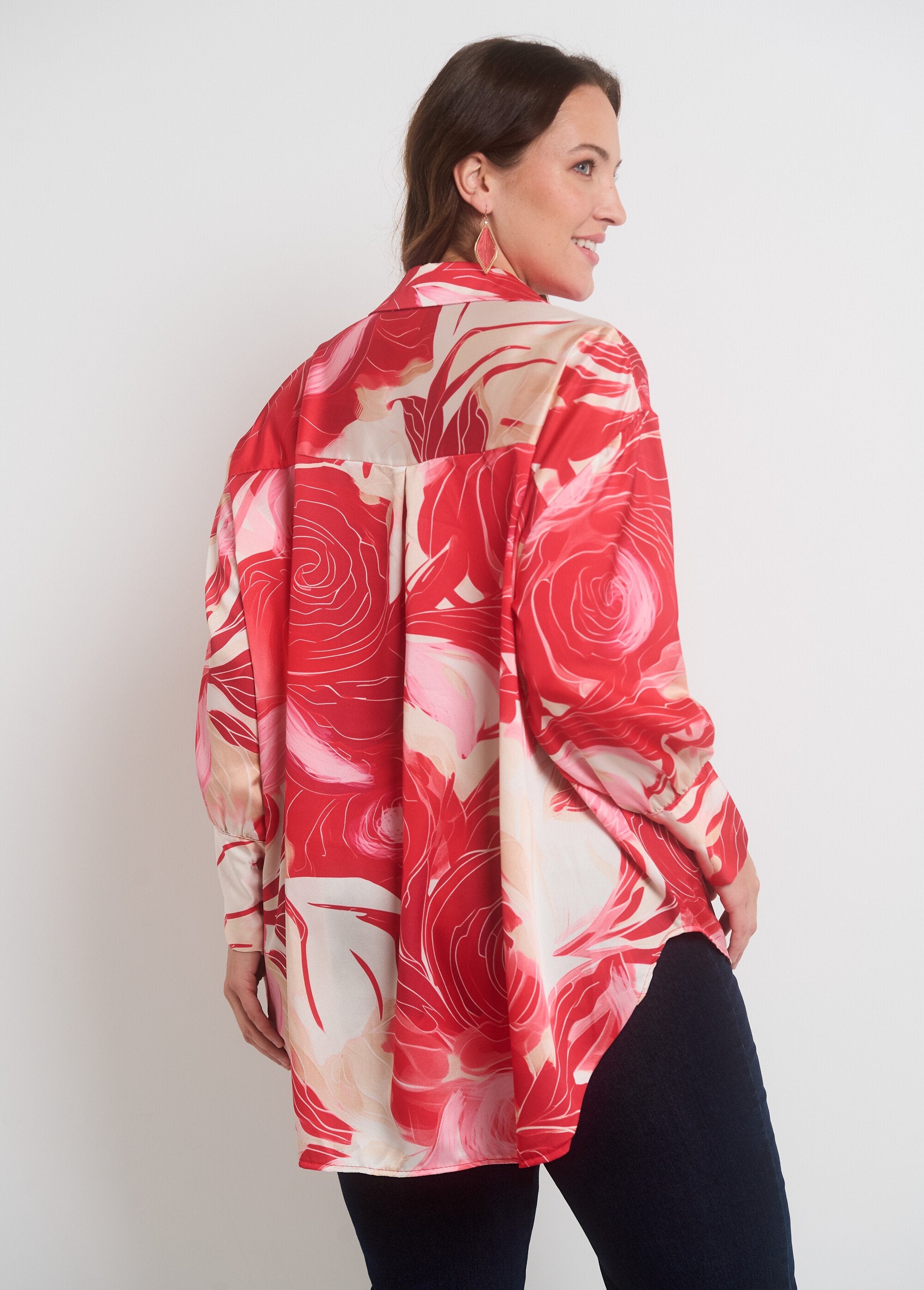 Blusa_de_cetim_floral_manga_longa_Rouge_et_rose_DO1_curvy