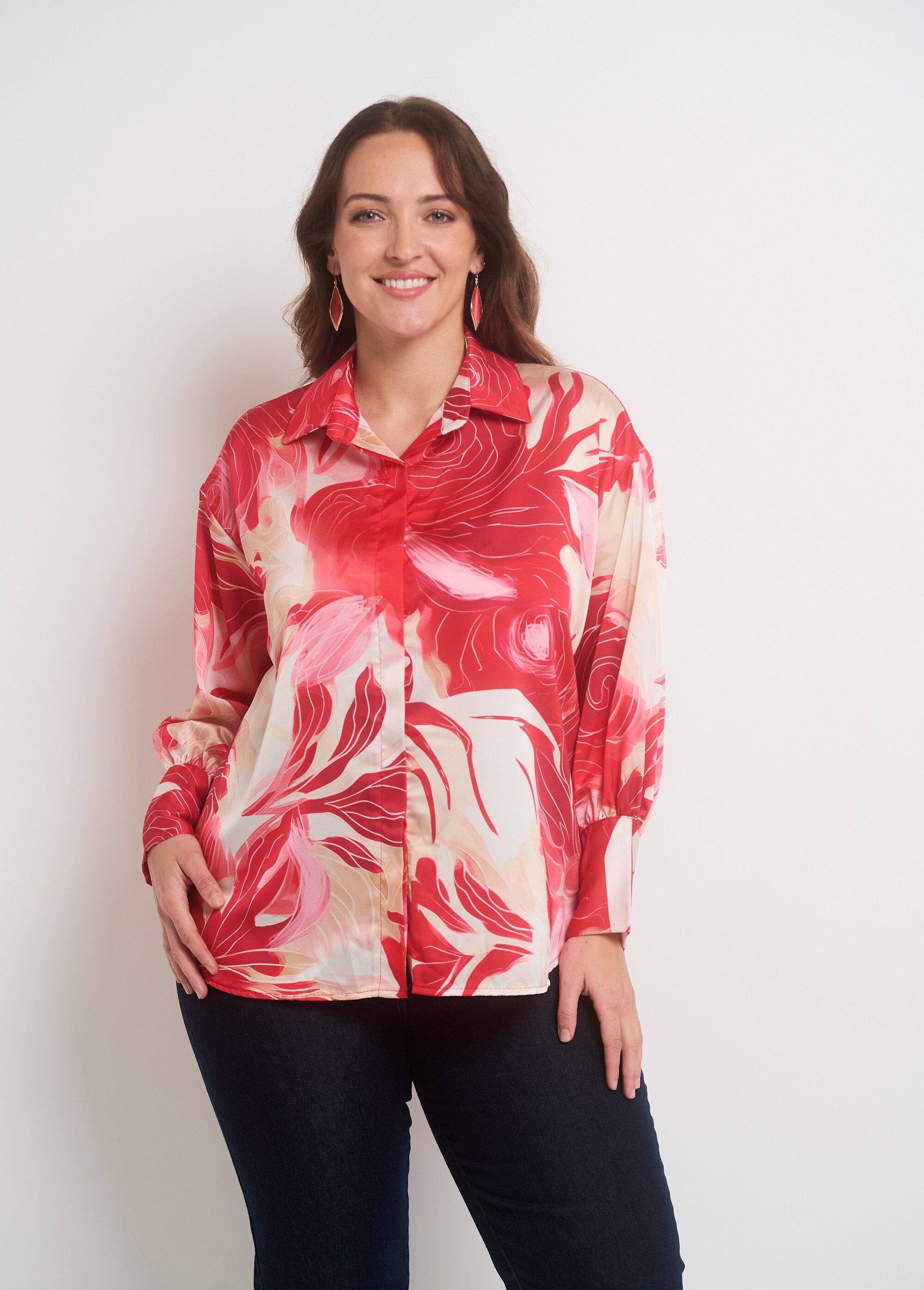Blusa_de_cetim_floral_manga_longa_Rouge_et_rose_FA1_curvy