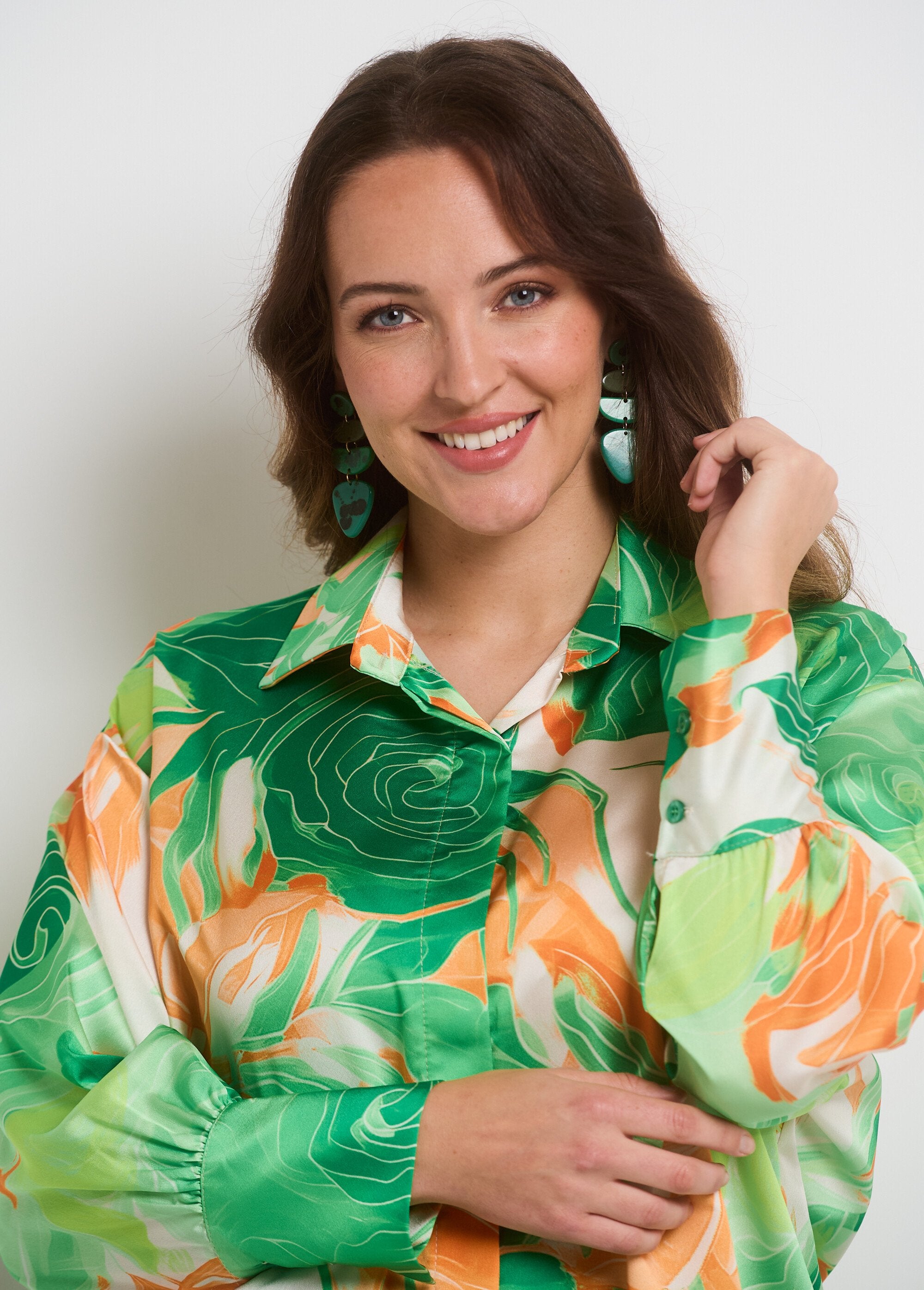 Blusa_de_cetim_floral_manga_longa_Vert_et_orange_DE1_curvy