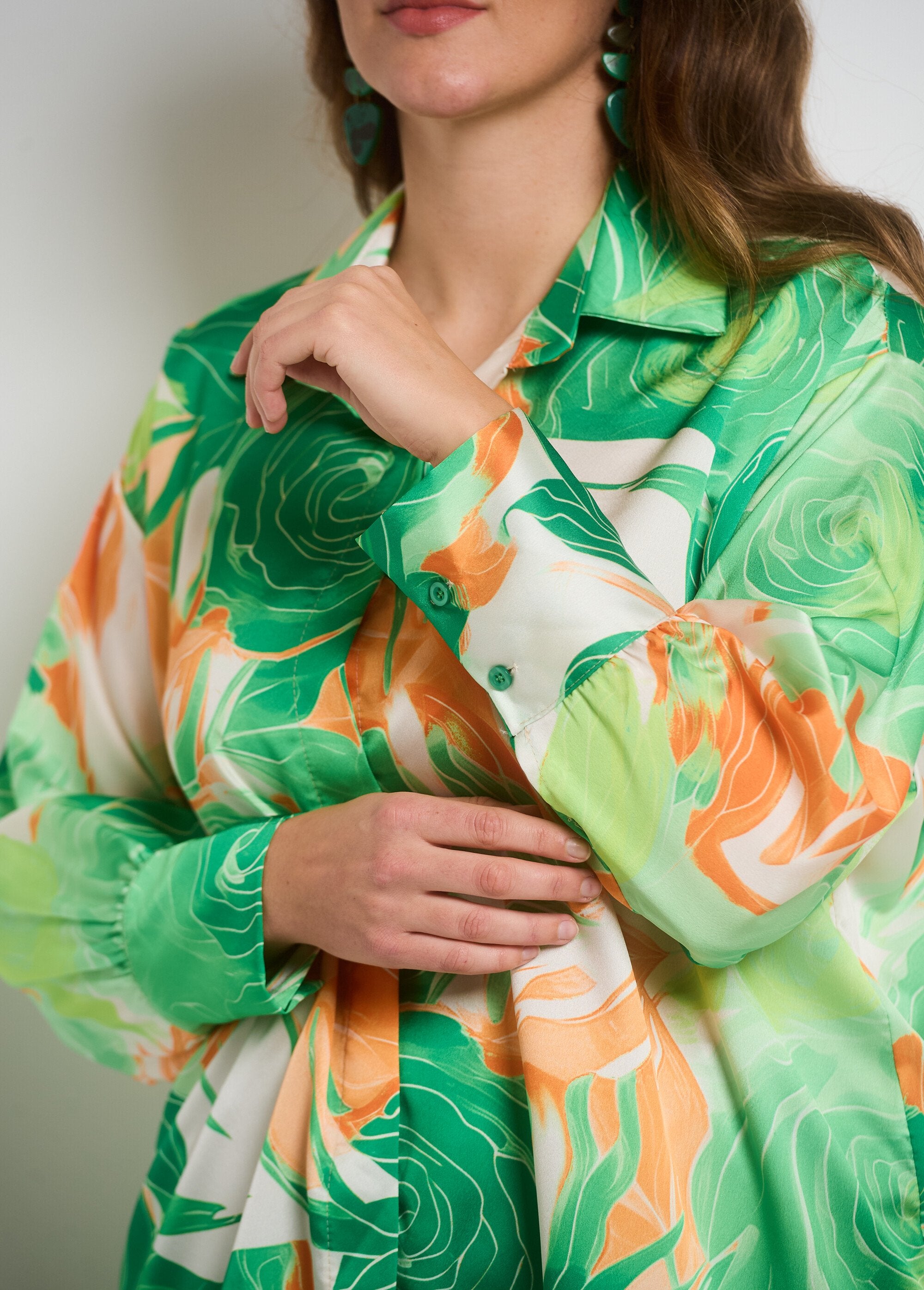 Blusa_de_cetim_floral_manga_longa_Vert_et_orange_DE2_curvy