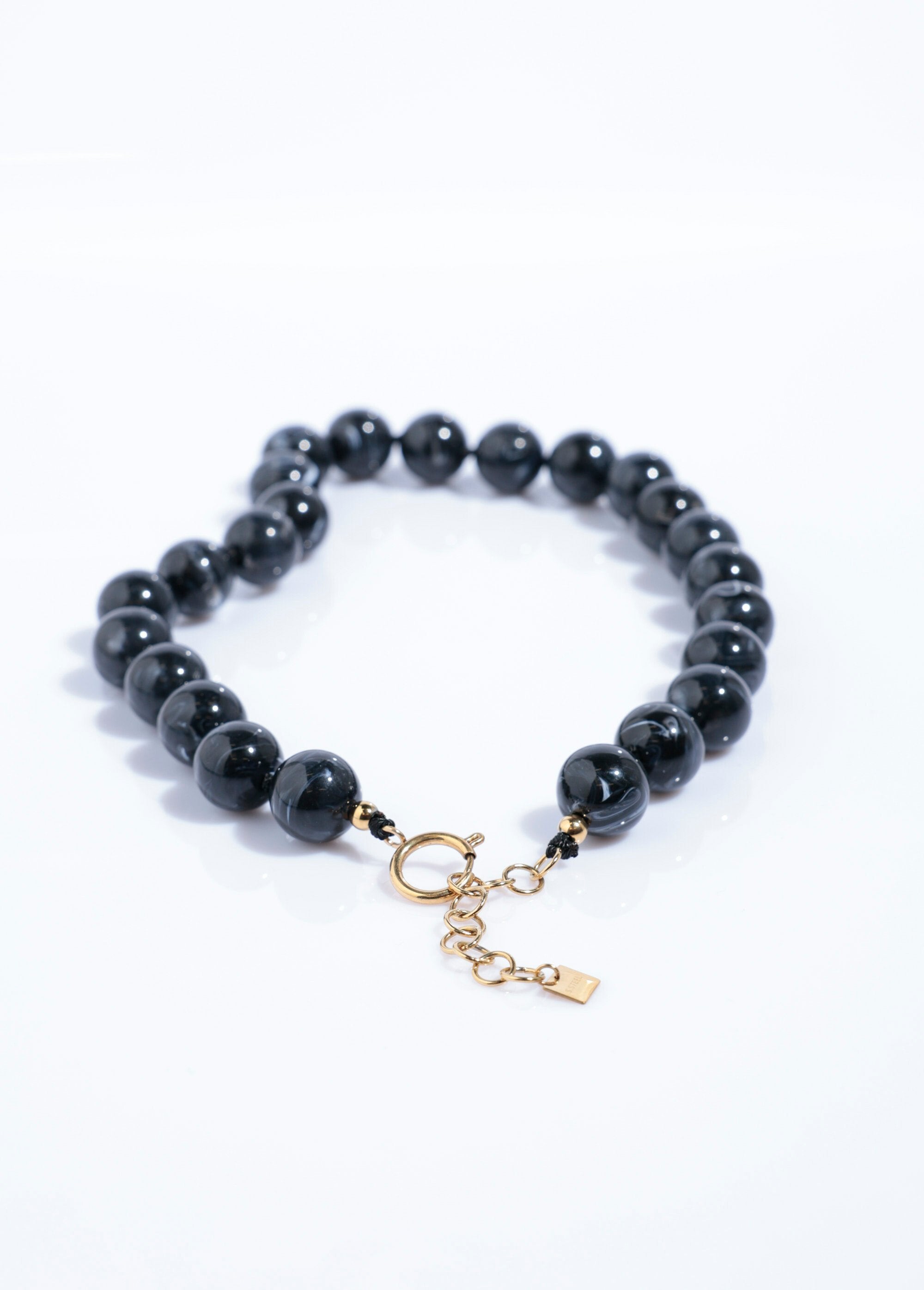 Colar_curto_de_pérolas_redondas_em_mármore_Noir_DE2_slim