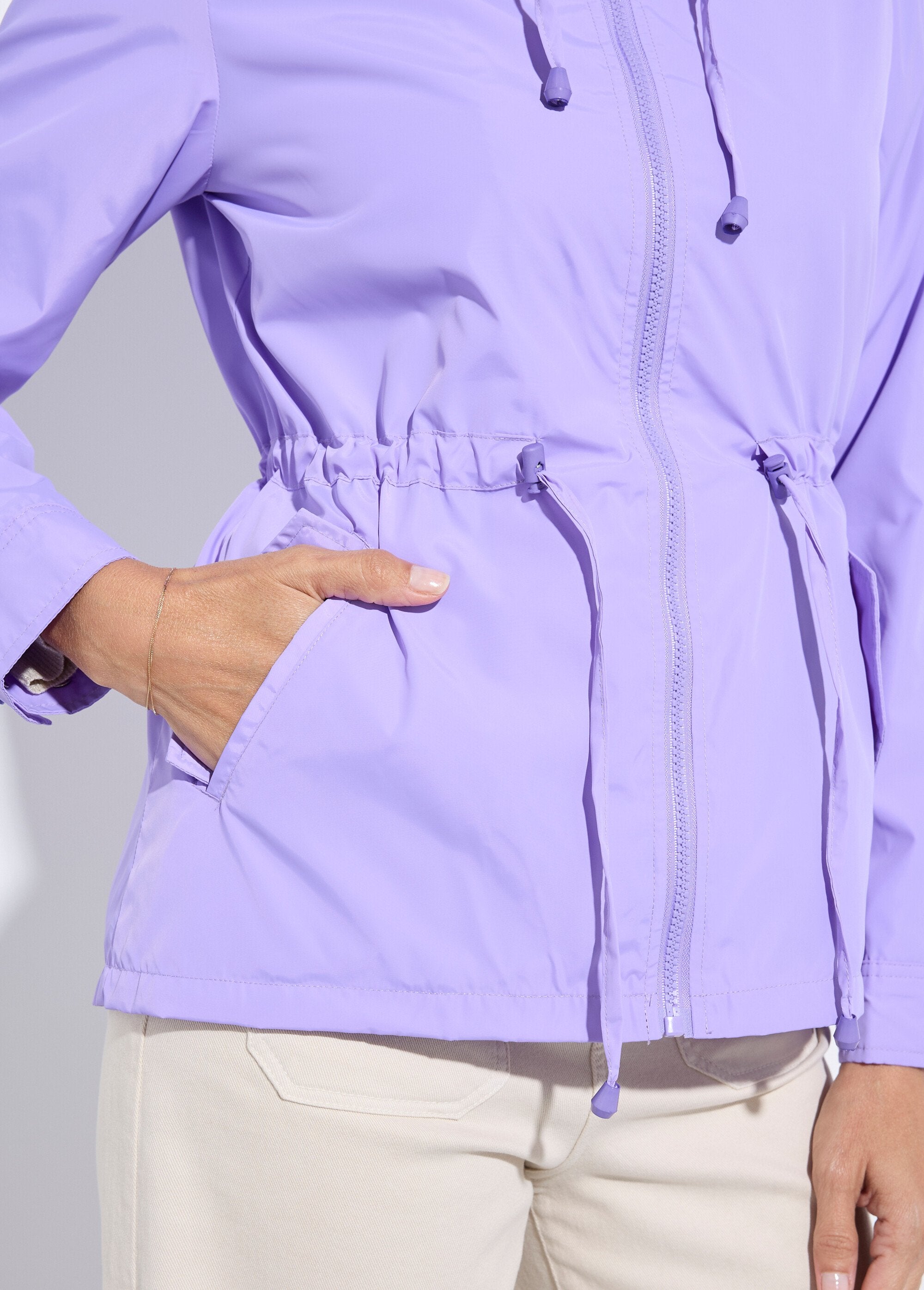 Casaco_corta-vento_com_capuz_e_cintura_apertada_Parme_DE2_slim