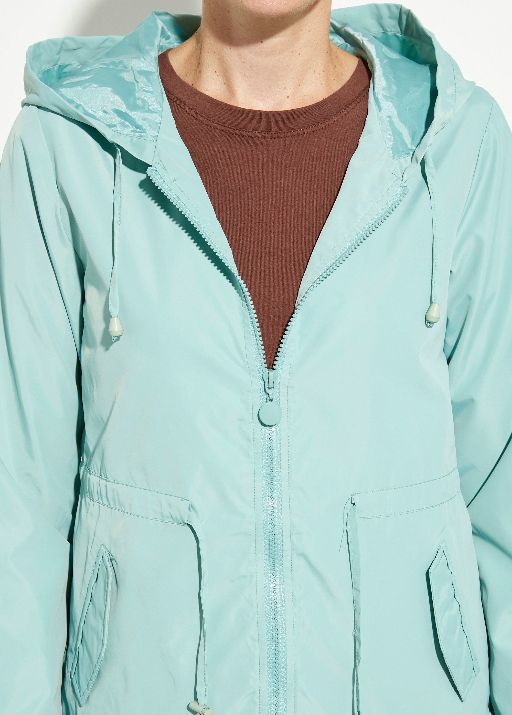 Casaco_corta-vento_com_capuz_e_cintura_apertada_Vert_d_eau_DE1_slim