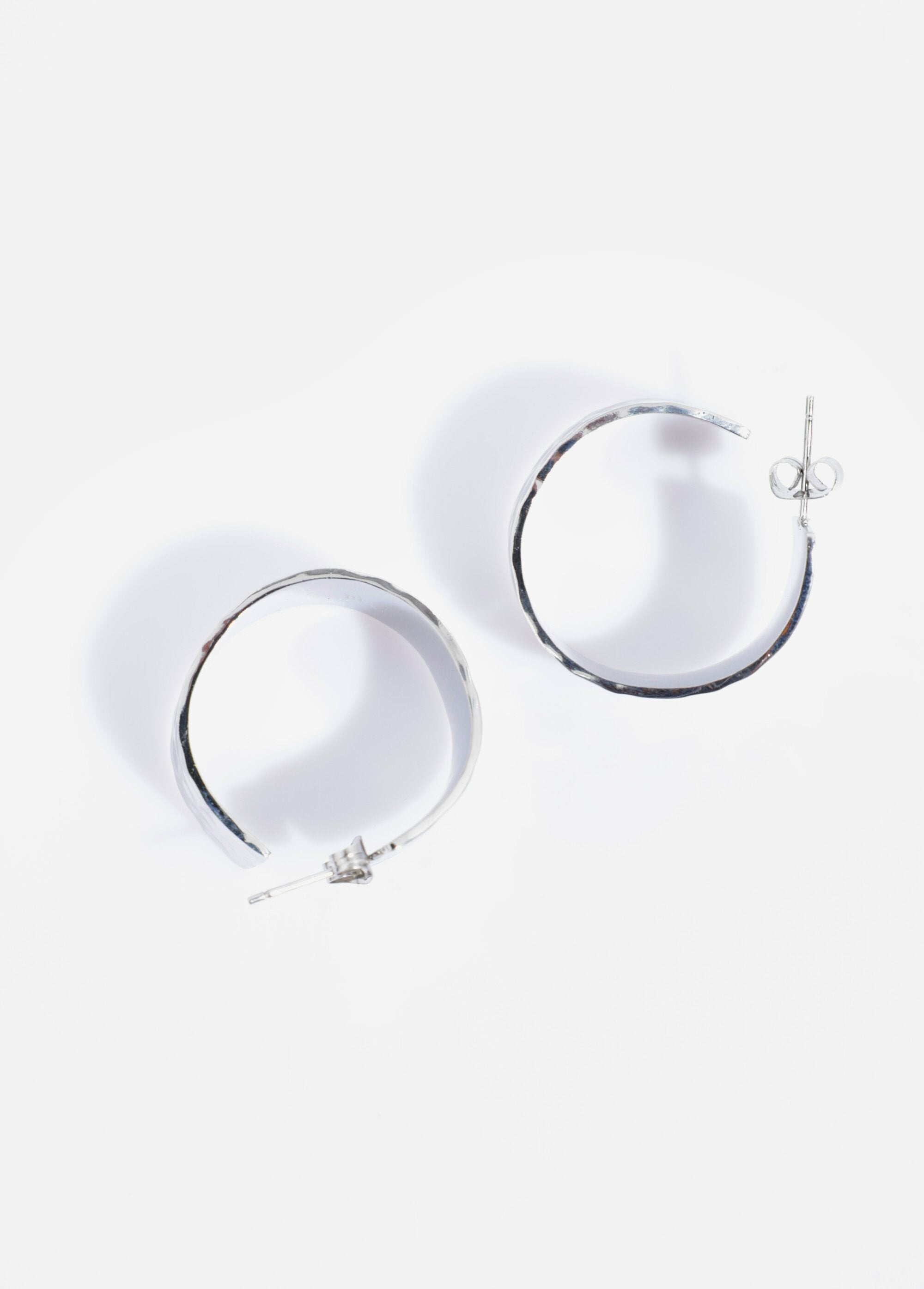 Brincos_grandes_de_argola_de_aço_inoxidável_martelado_Argente_DE3_slim
