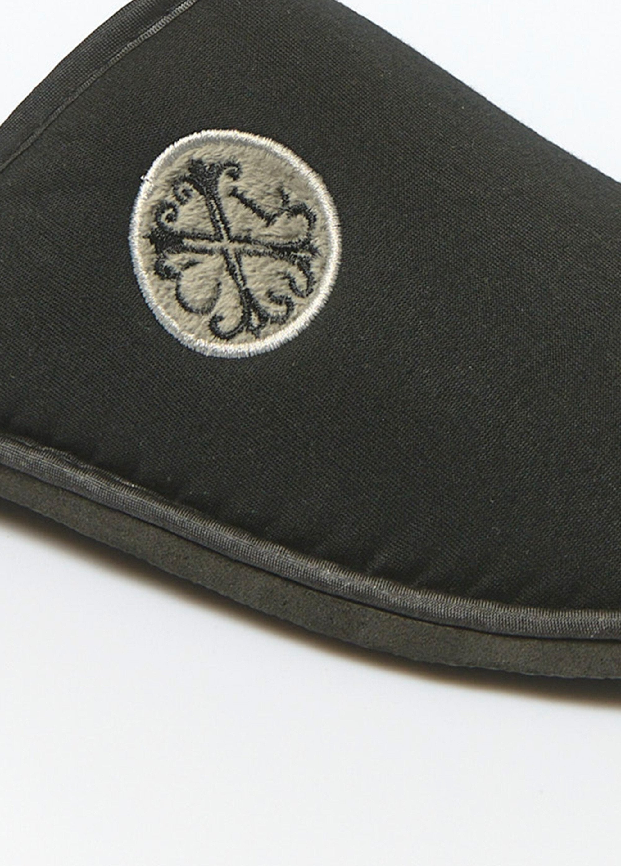 Chinelos_mule_com_logotipo_chique_Noir_DE1_slim