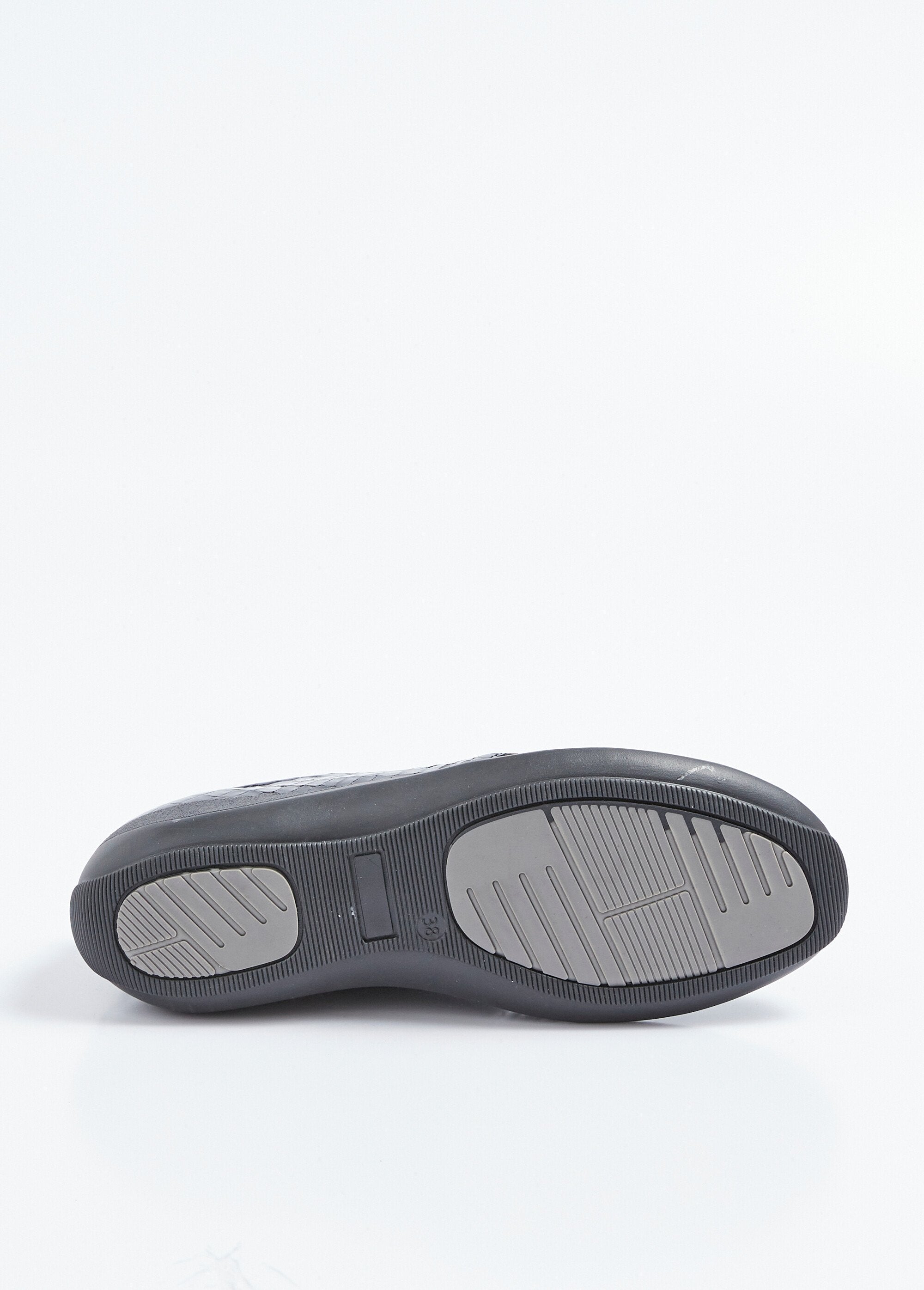 Derbys_largos_de_couro_envernizado_com_efeito_réptil_e_cadarço_Vernis_noir_UN1_slim