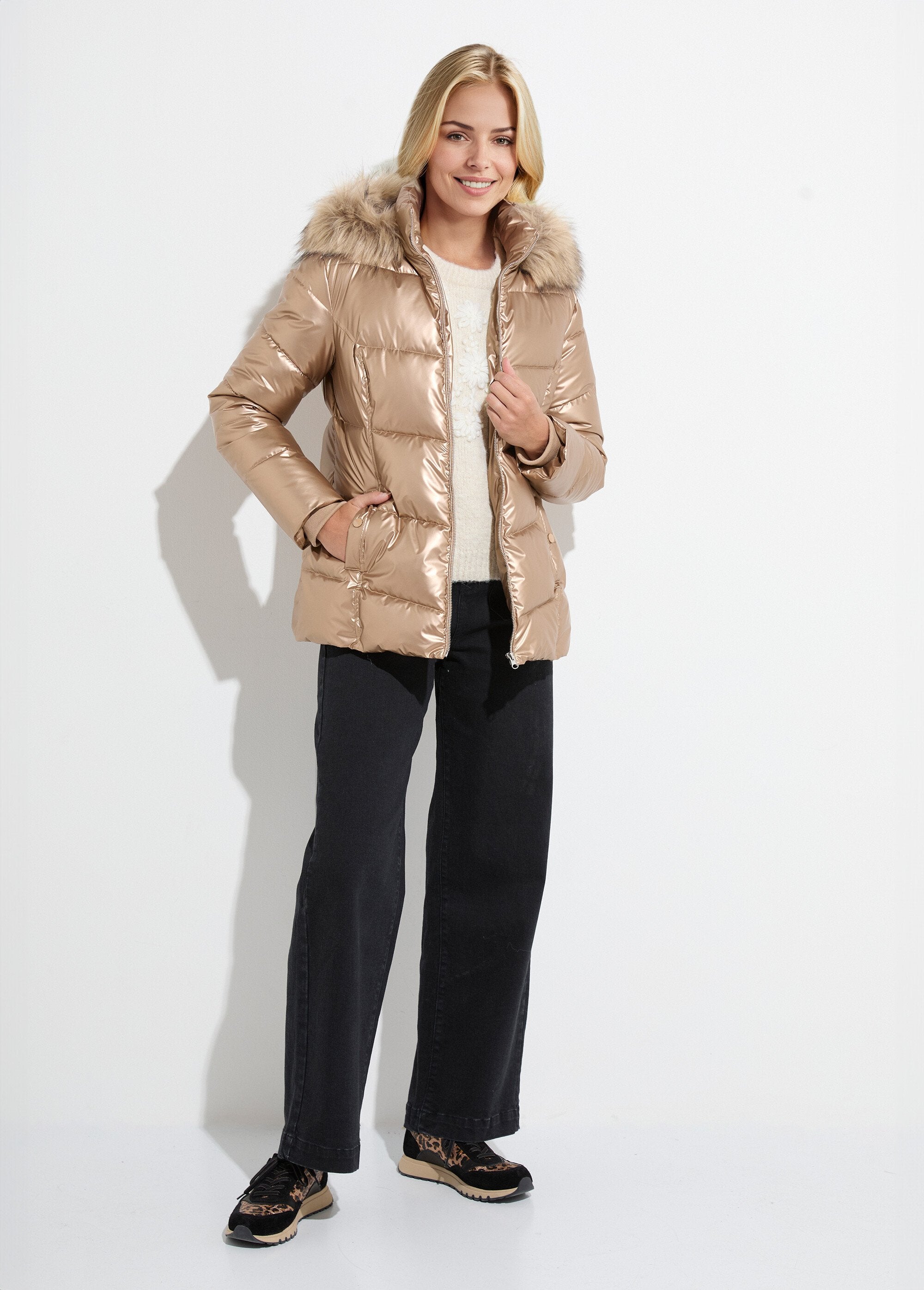 Casaco_curto_acolchoado_com_capuz_e_efeito_metálico_Dore_SF1_slim