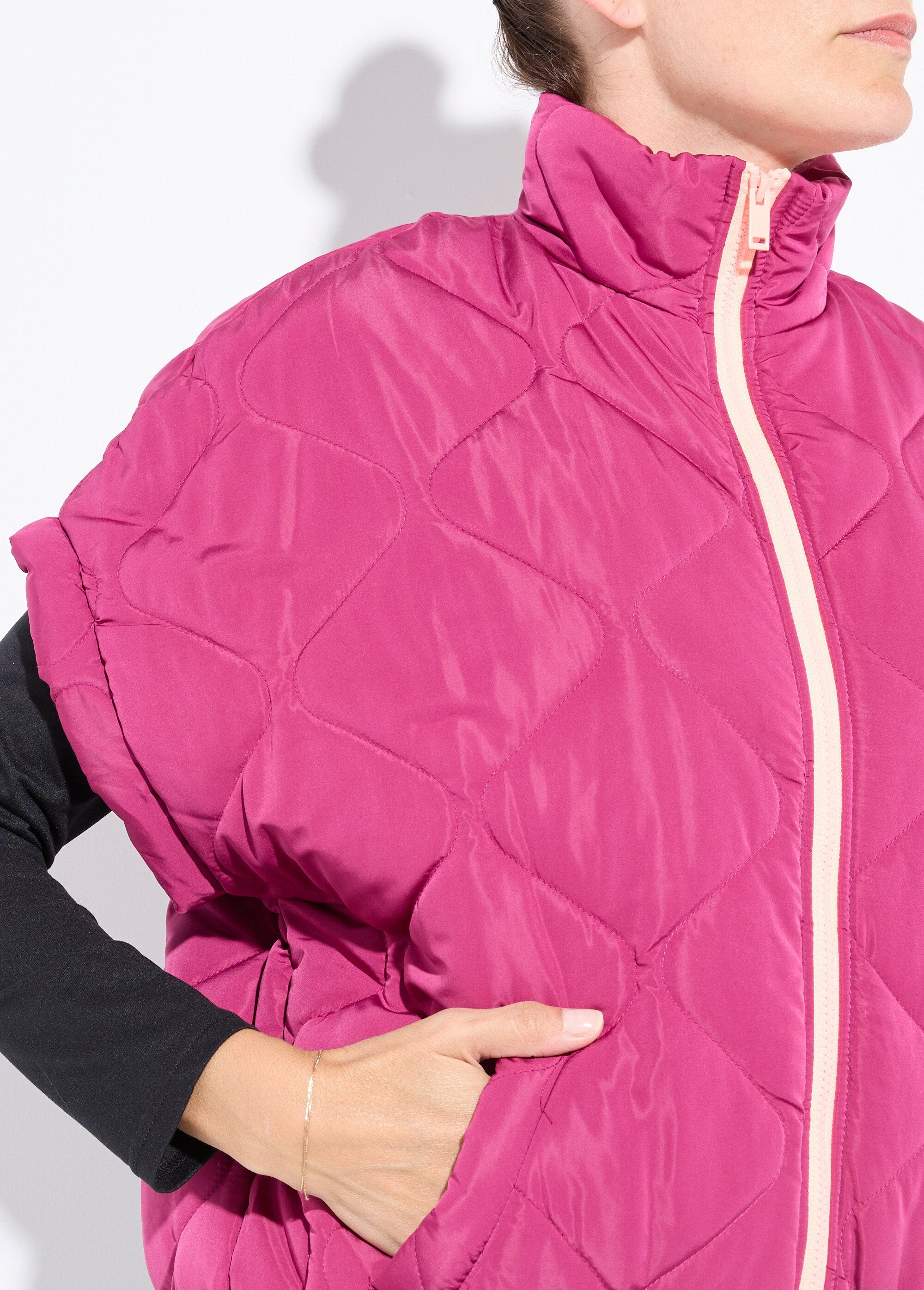 Casaco_de_penas_sem_mangas_mate_com_fecho_de_correr_fluorescente_Prune_DE1_slim