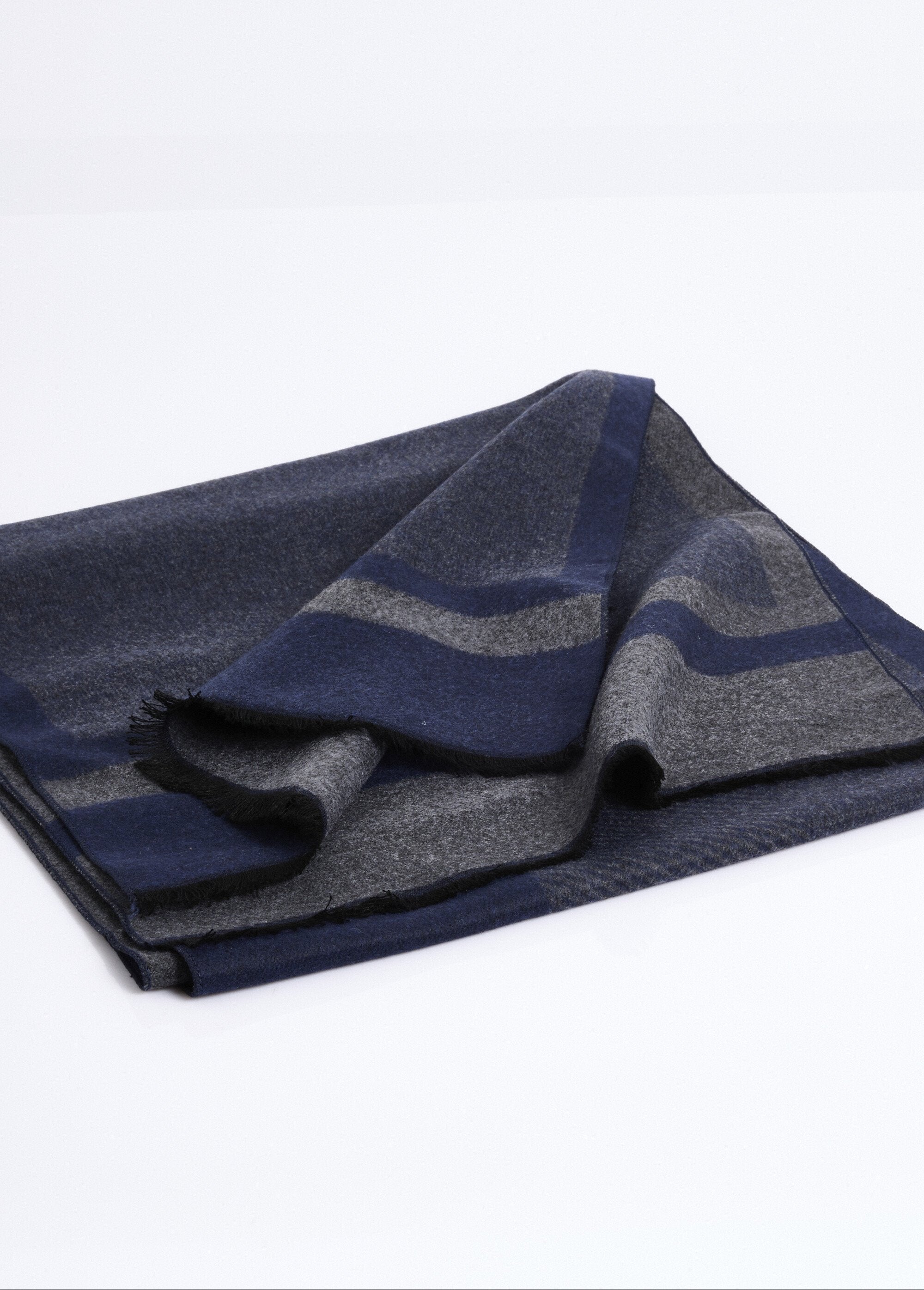 Cachecol_com_padrão_bicolor_e_pequenas_franjas_Bleu_DE1_slim