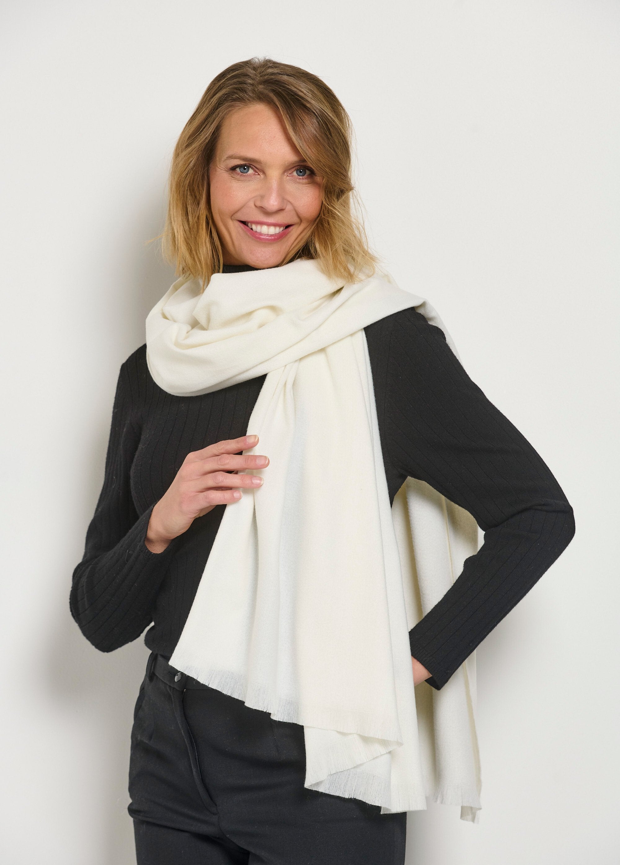 Cachecol_quente_da_moda_com_franjas_pequenas_Ecru_FA1_slim