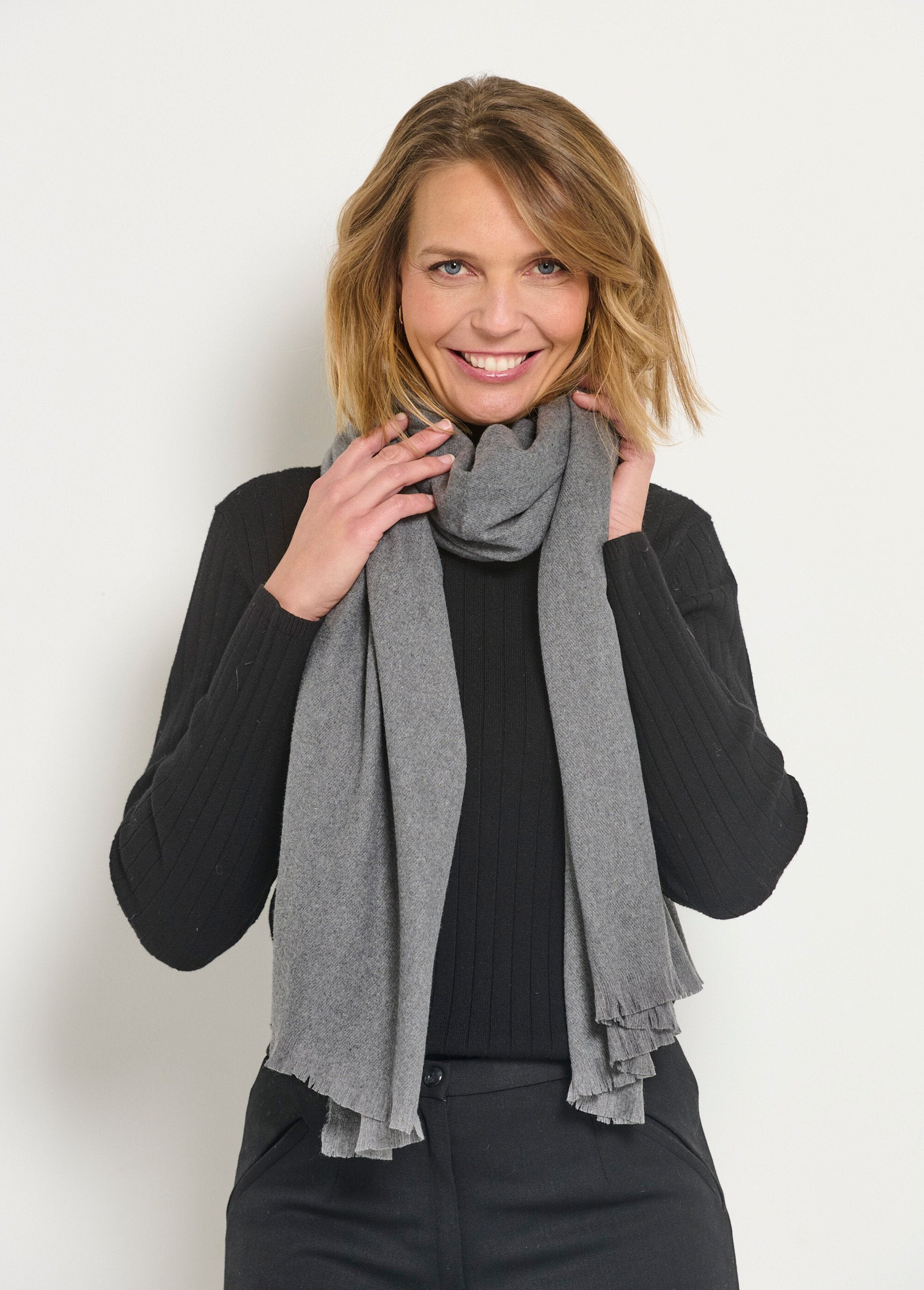 Cachecol_quente_da_moda_com_franjas_pequenas_Gris_FA1_slim