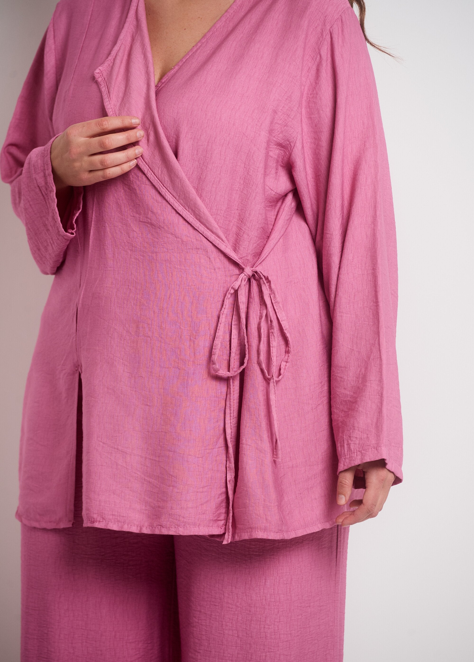 Conjunto_de_blusa_envelope_e_calça_larga_Pivoine_DE2_curvy