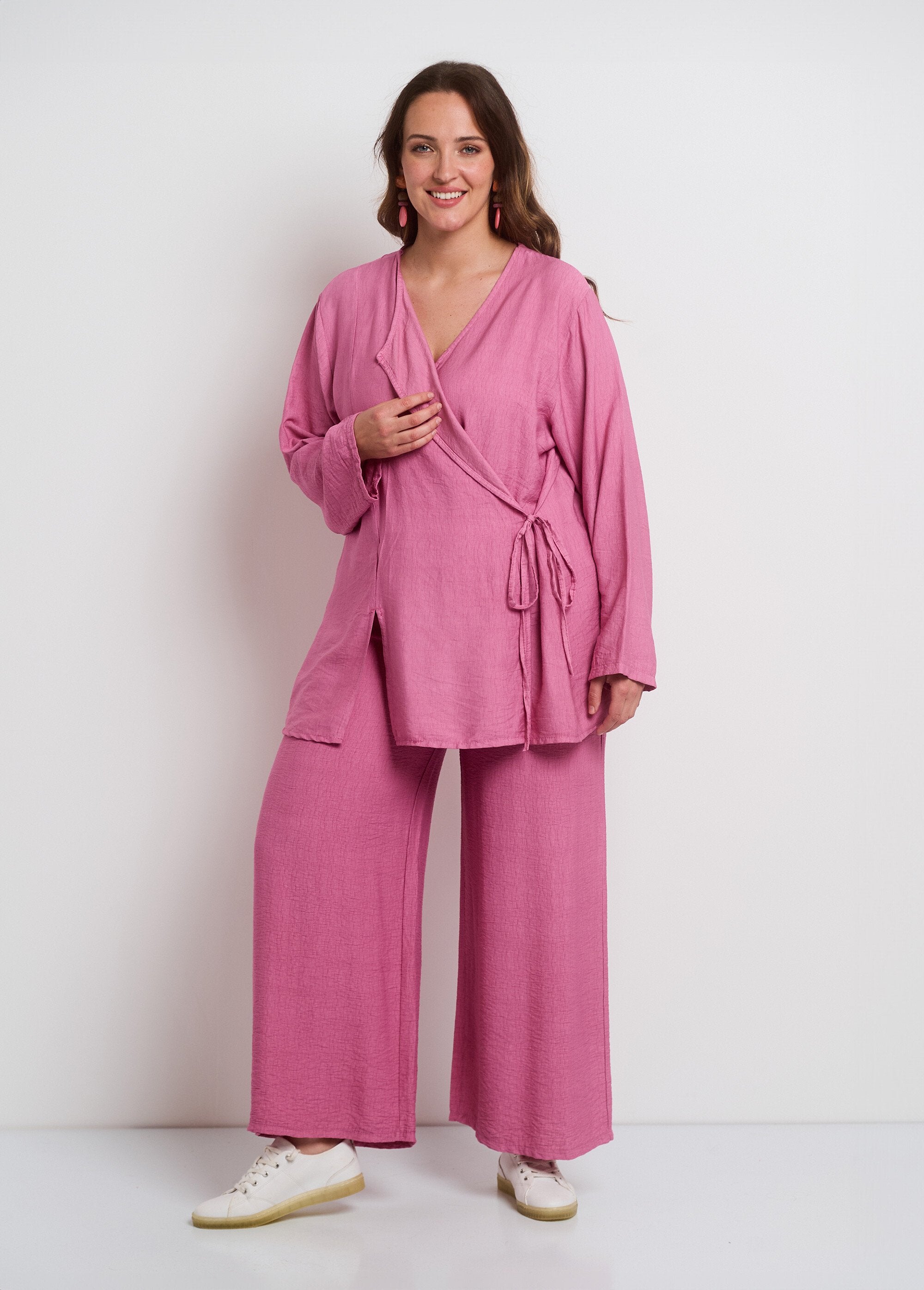 Conjunto_de_blusa_envelope_e_calça_larga_Pivoine_FA1_curvy