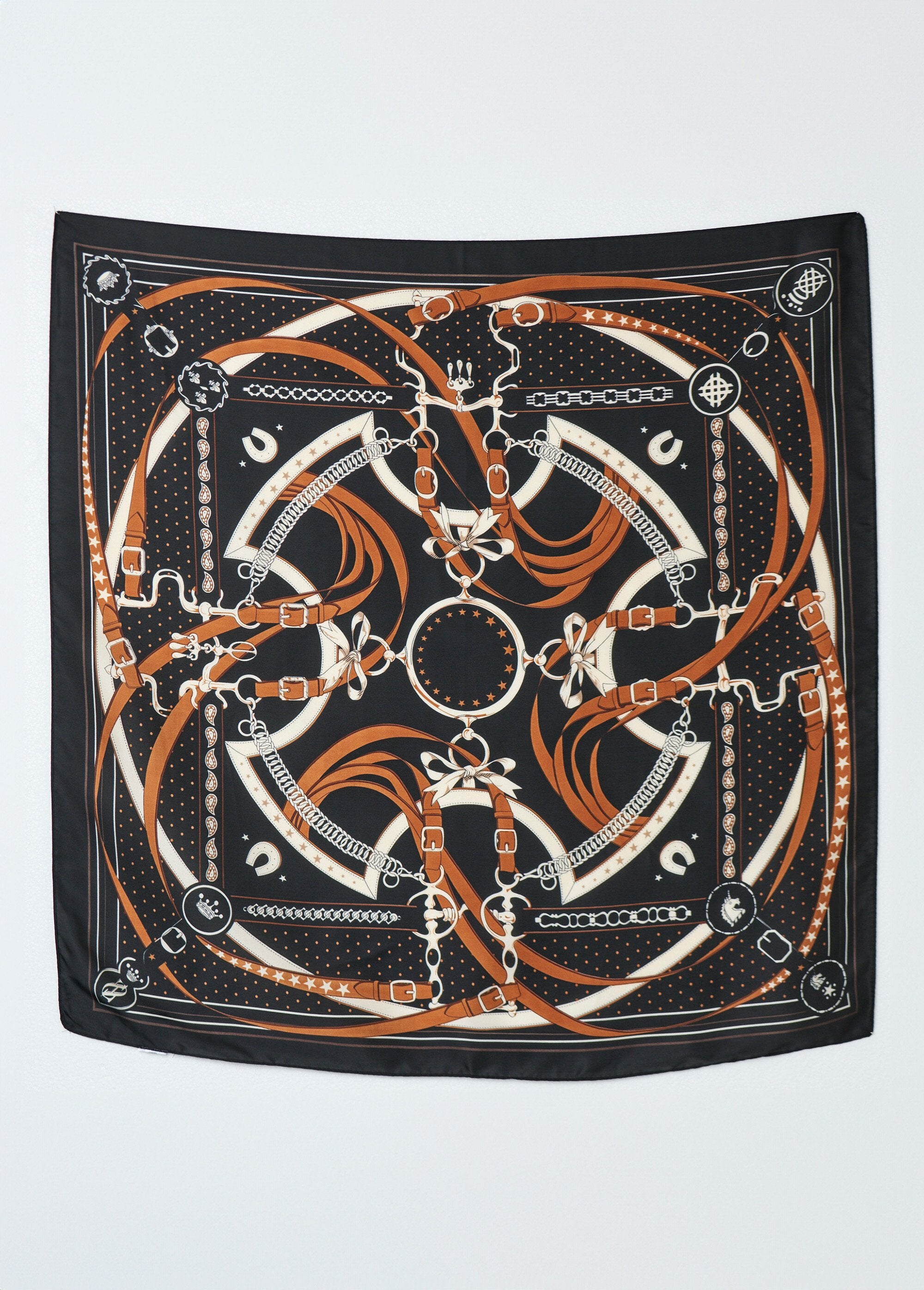 Cachecol_de_cetim_estampado_com_tema_equestre_Noir_DE1_slim