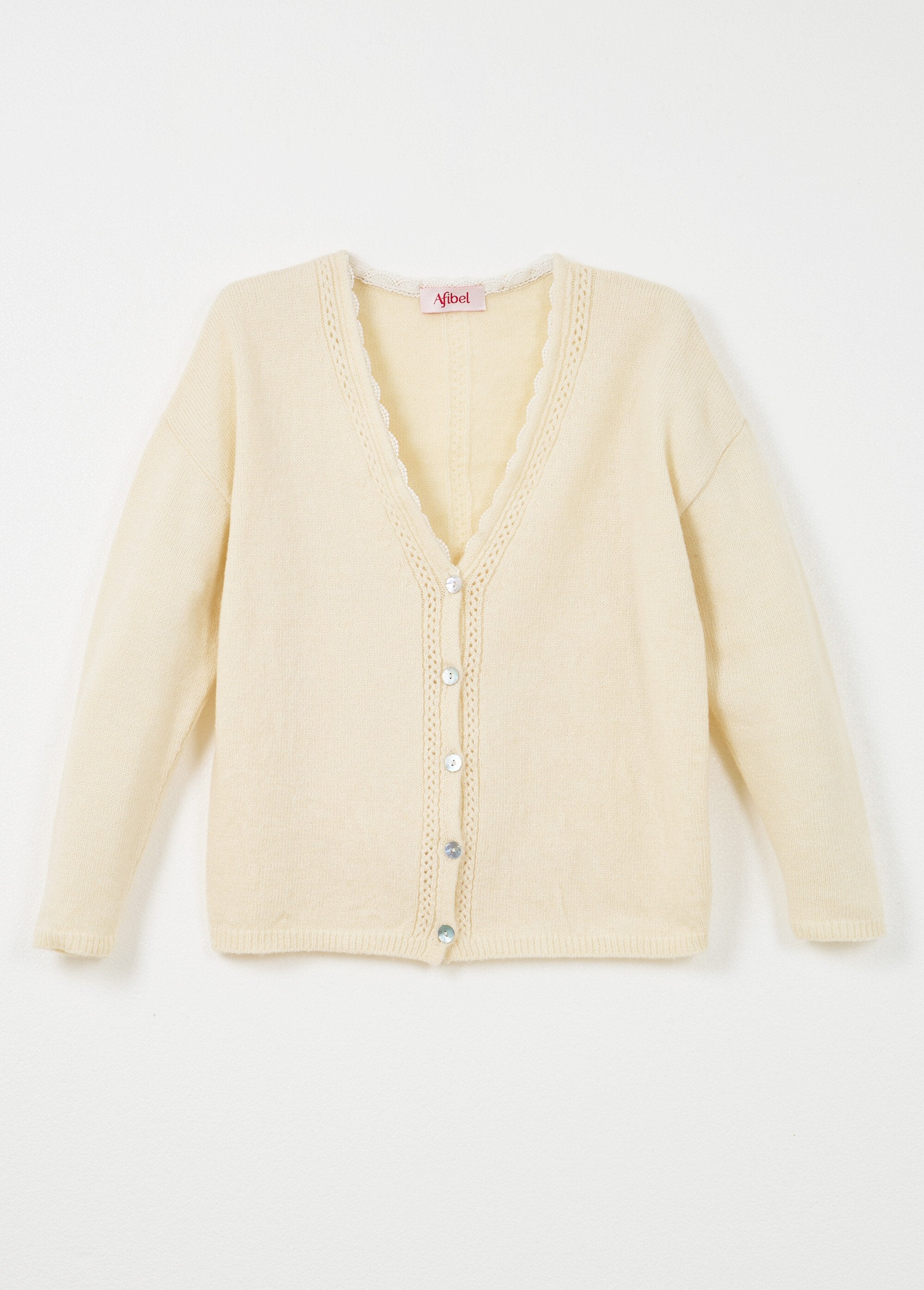 Casaco_com_botões_com_decote_em_V_em_jersey,_bordado_e_macramé_Ecru_AP1_slim