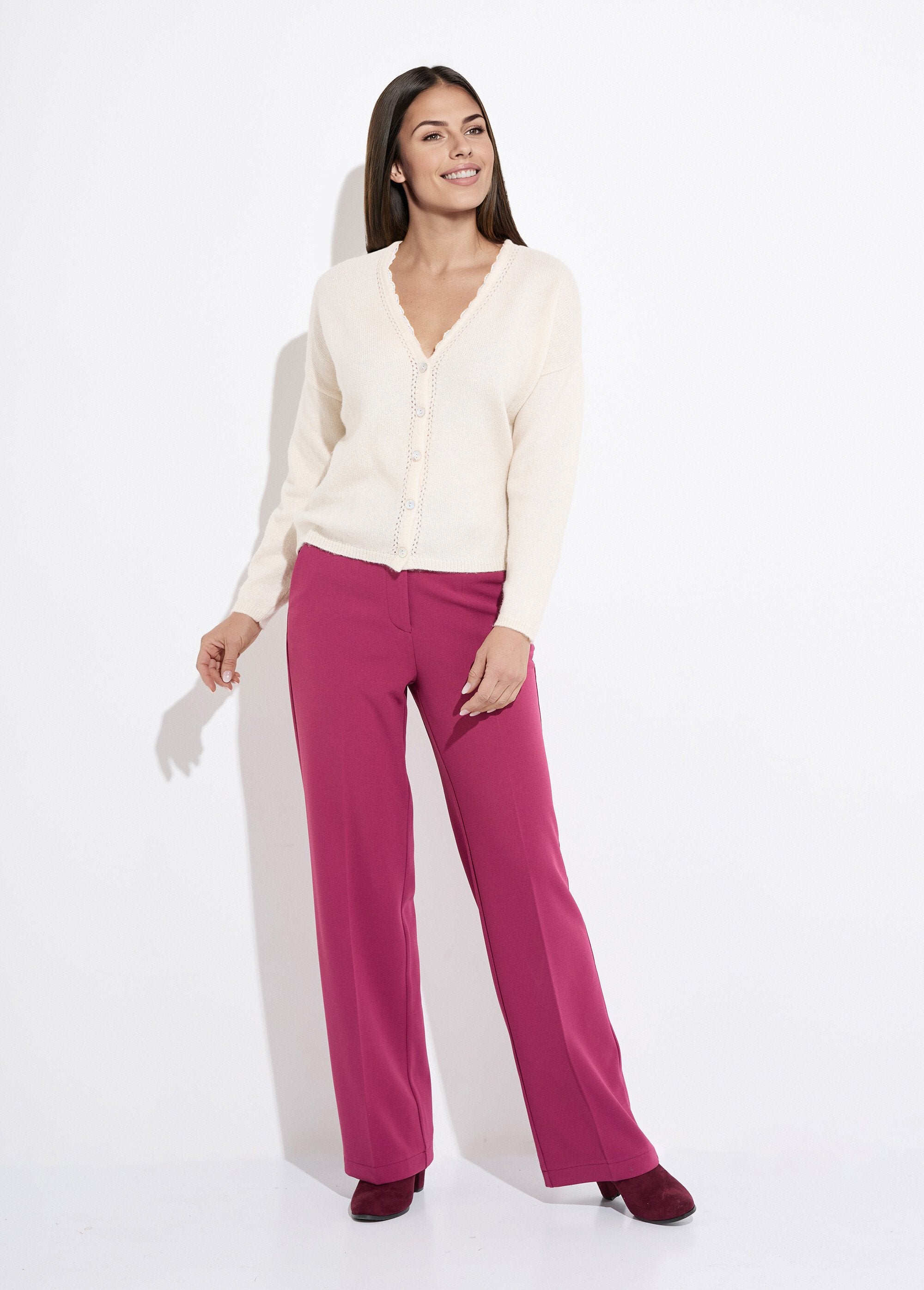 Casaco_com_botões_com_decote_em_V_em_jersey,_bordado_e_macramé_Ecru_SF1_slim