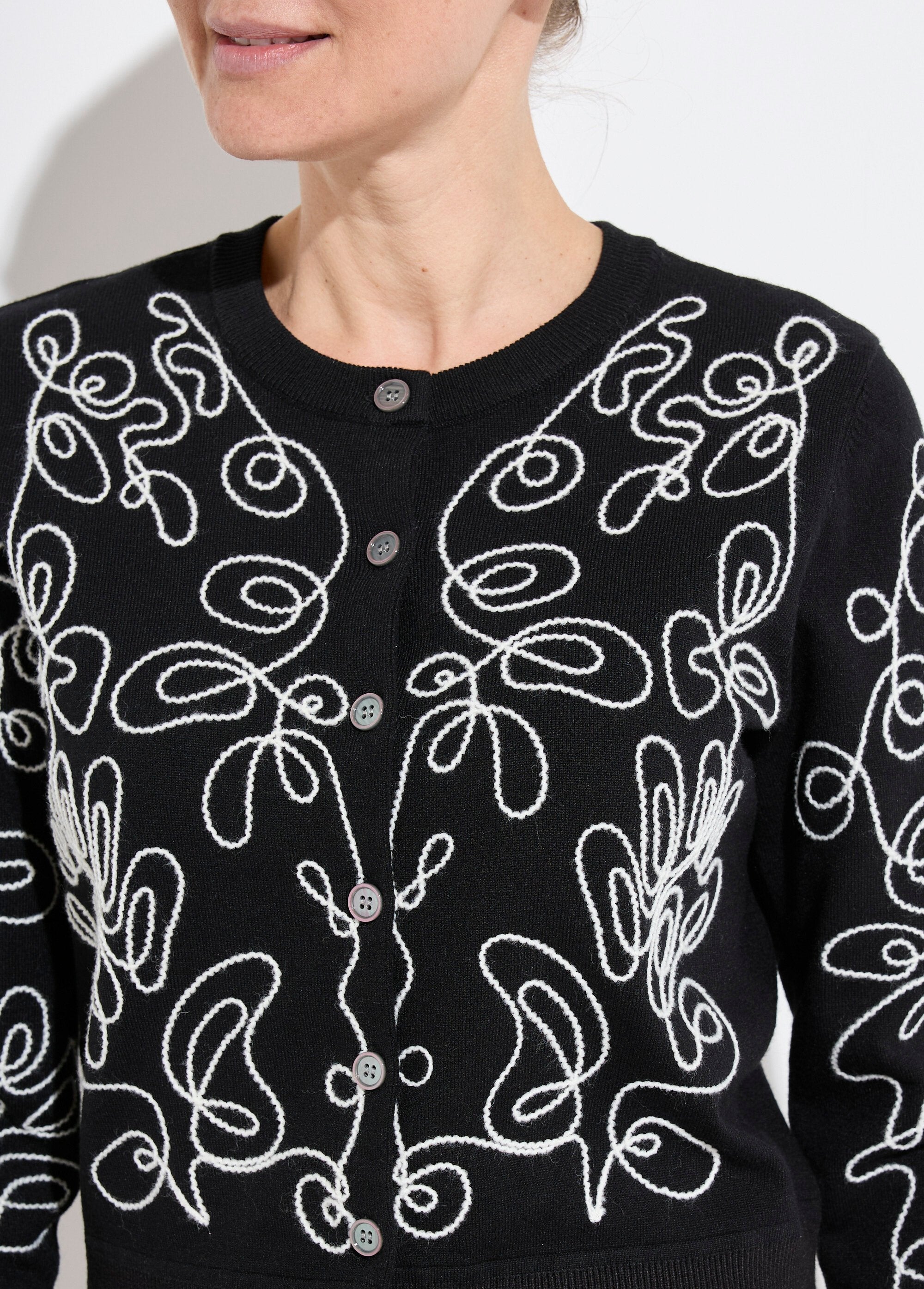 Colete_cardigan_curto_bordado_com_botões_Noir_et_ecru_DE1_slim