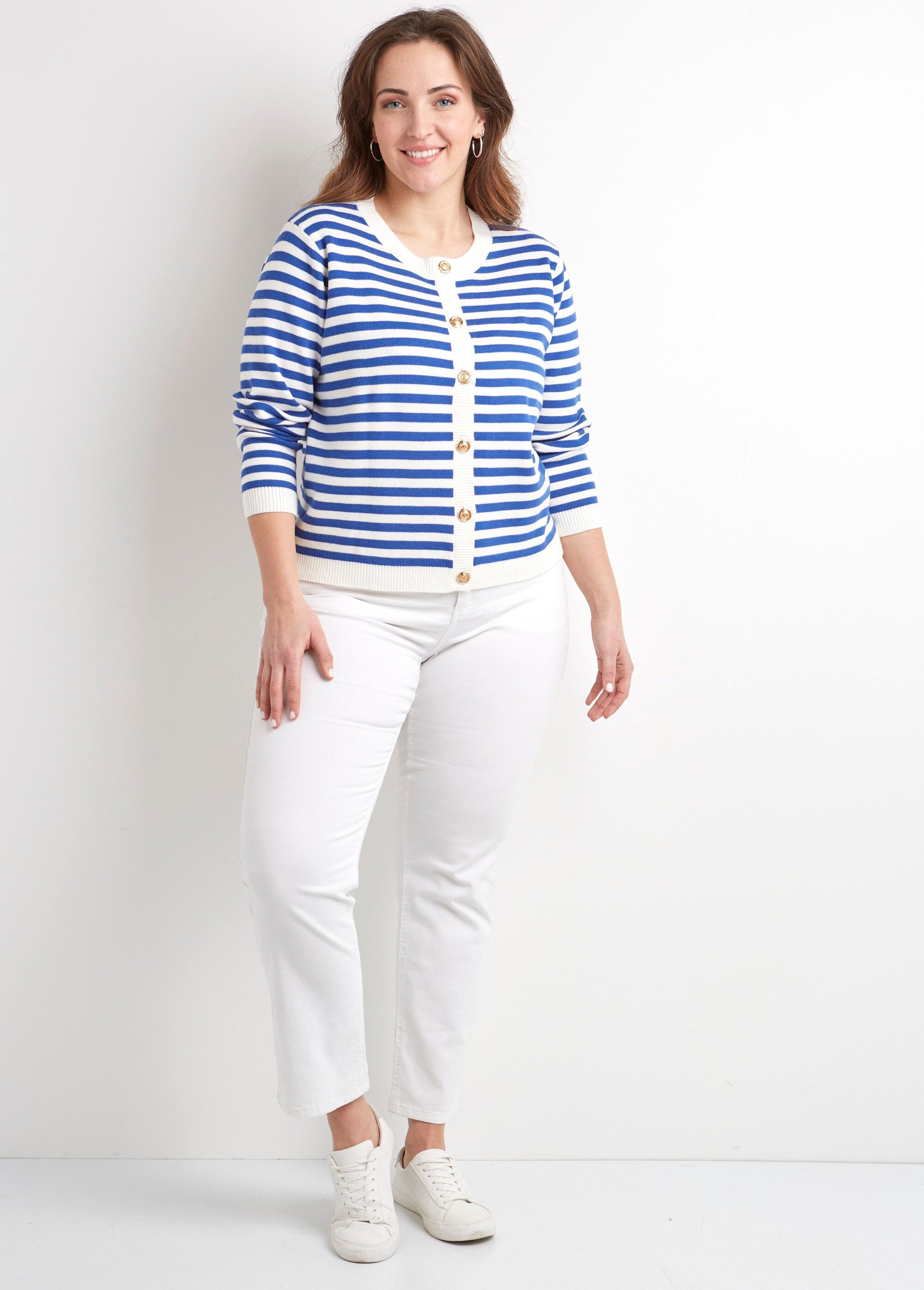 Colete_cardigan_curto_listrado_com_gola_redonda_e_botões_Raye_bleu_SF1_curvy