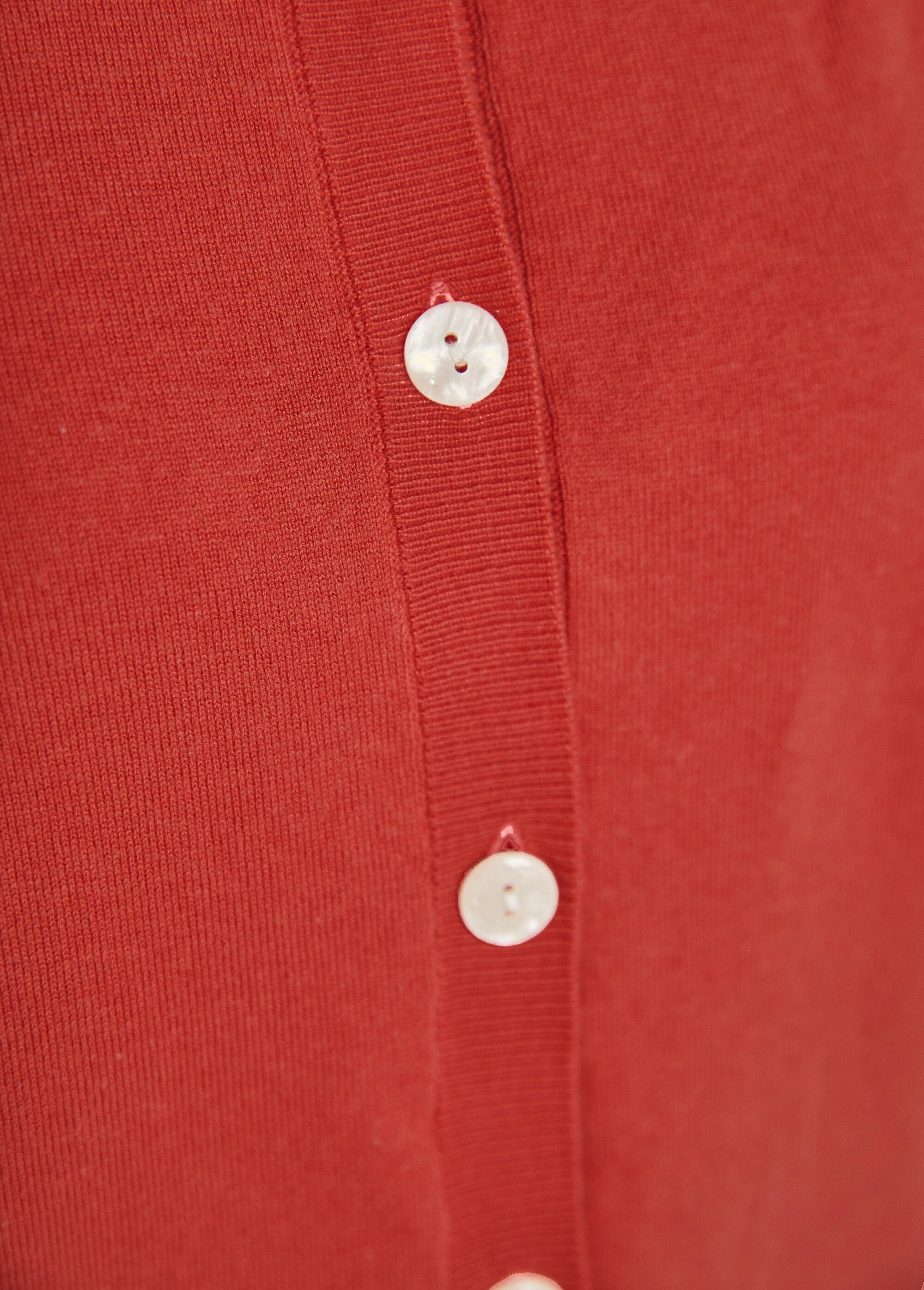 Colete_cardigan_macio_com_gola_redonda_e_botões_Coquelicot_DE3_slim