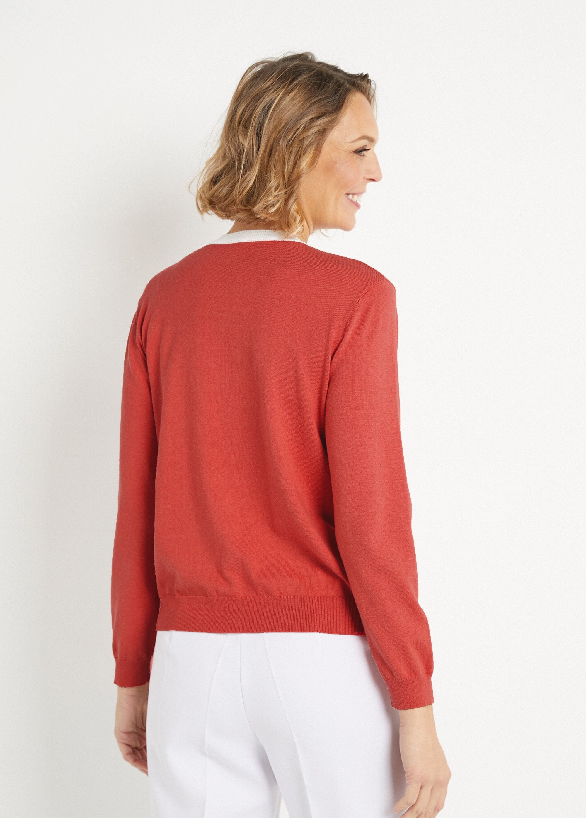 Colete_cardigan_macio_com_gola_redonda_e_botões_Coquelicot_DO1_slim