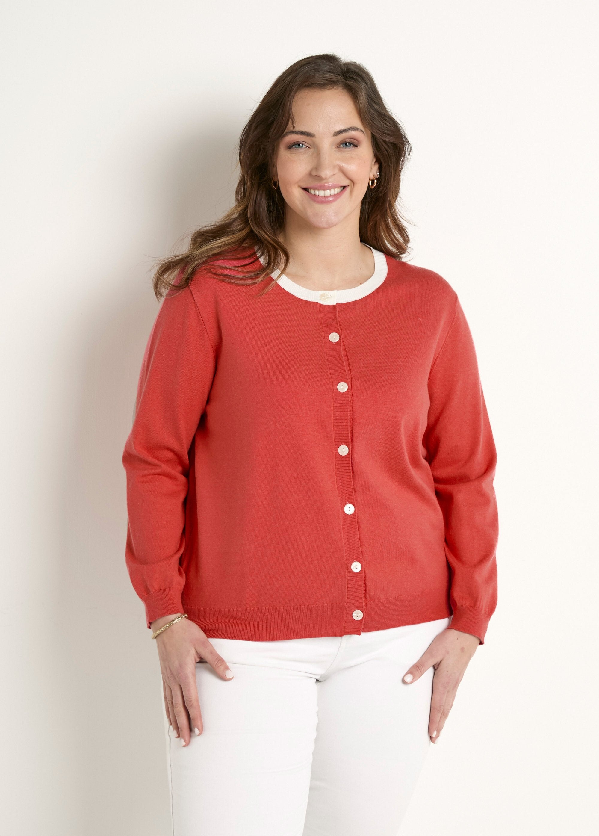 Colete_cardigan_macio_com_gola_redonda_e_botões_Coquelicot_FA1_curvy