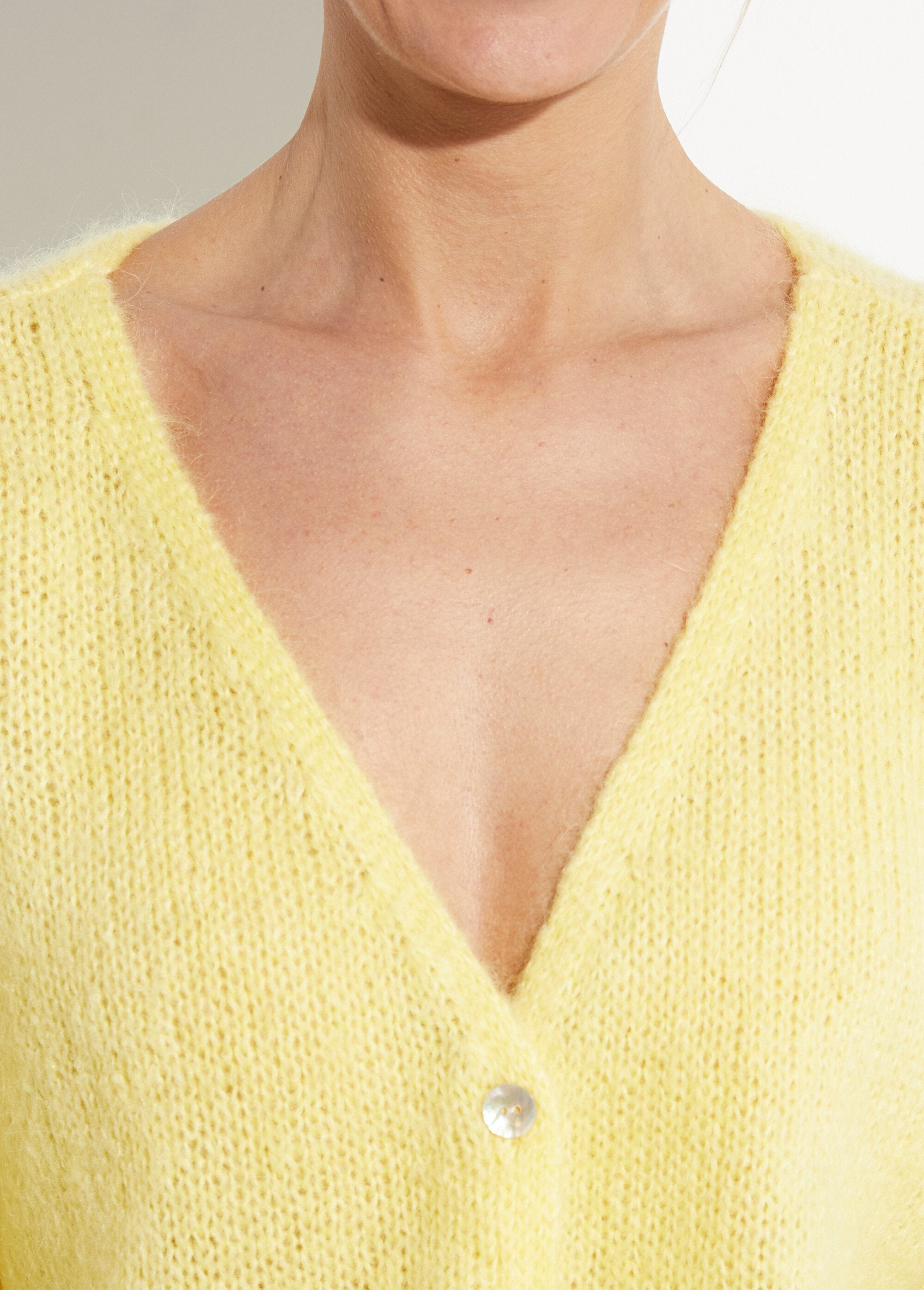 Gilet_chaud_col_V_en_maille_mohair_Jaune_DE1_slim
