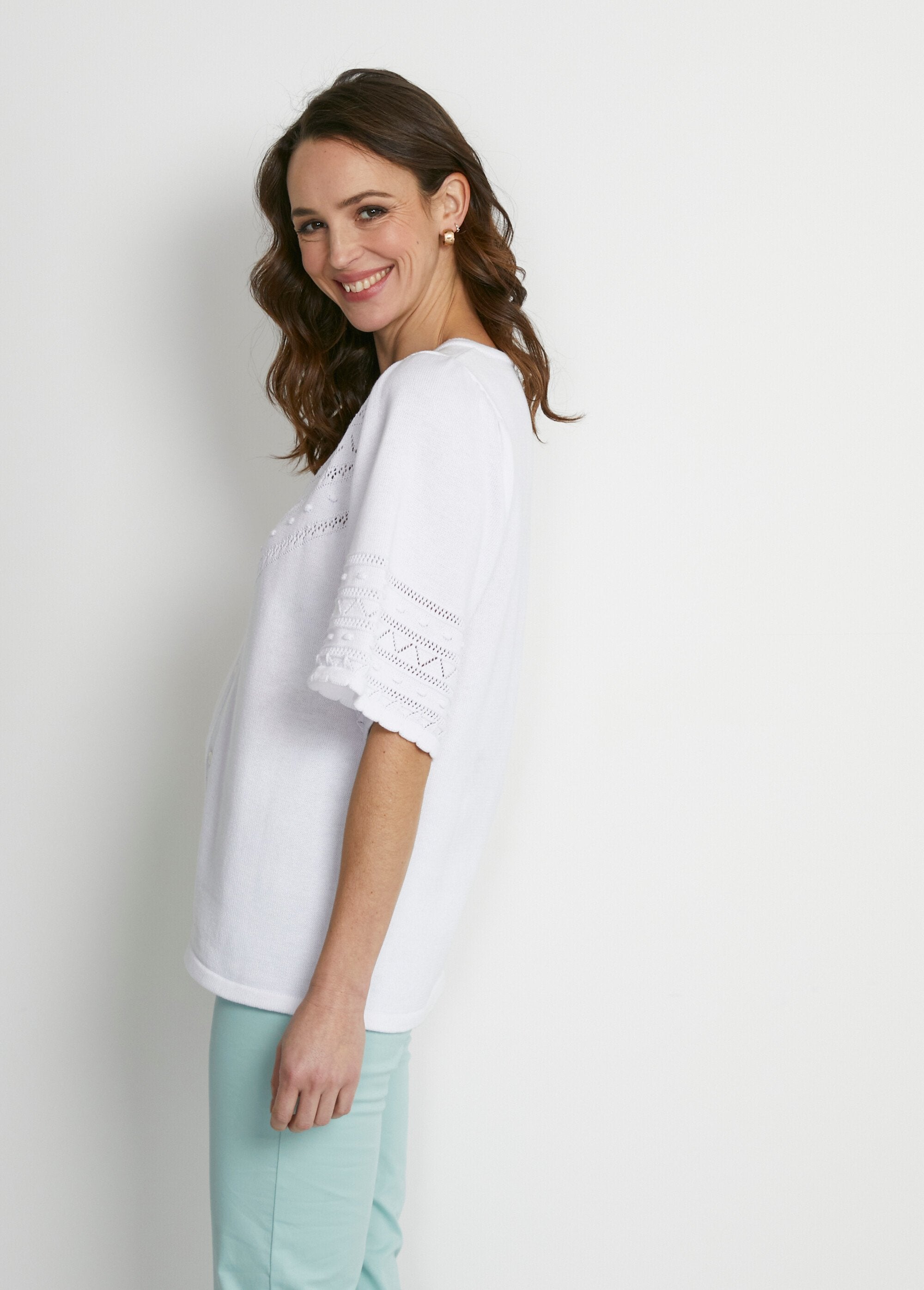 Cardigan_de_malha_vazada_com_gola_redonda_e_bolas_em_relevo_Blanc_DR1_slim