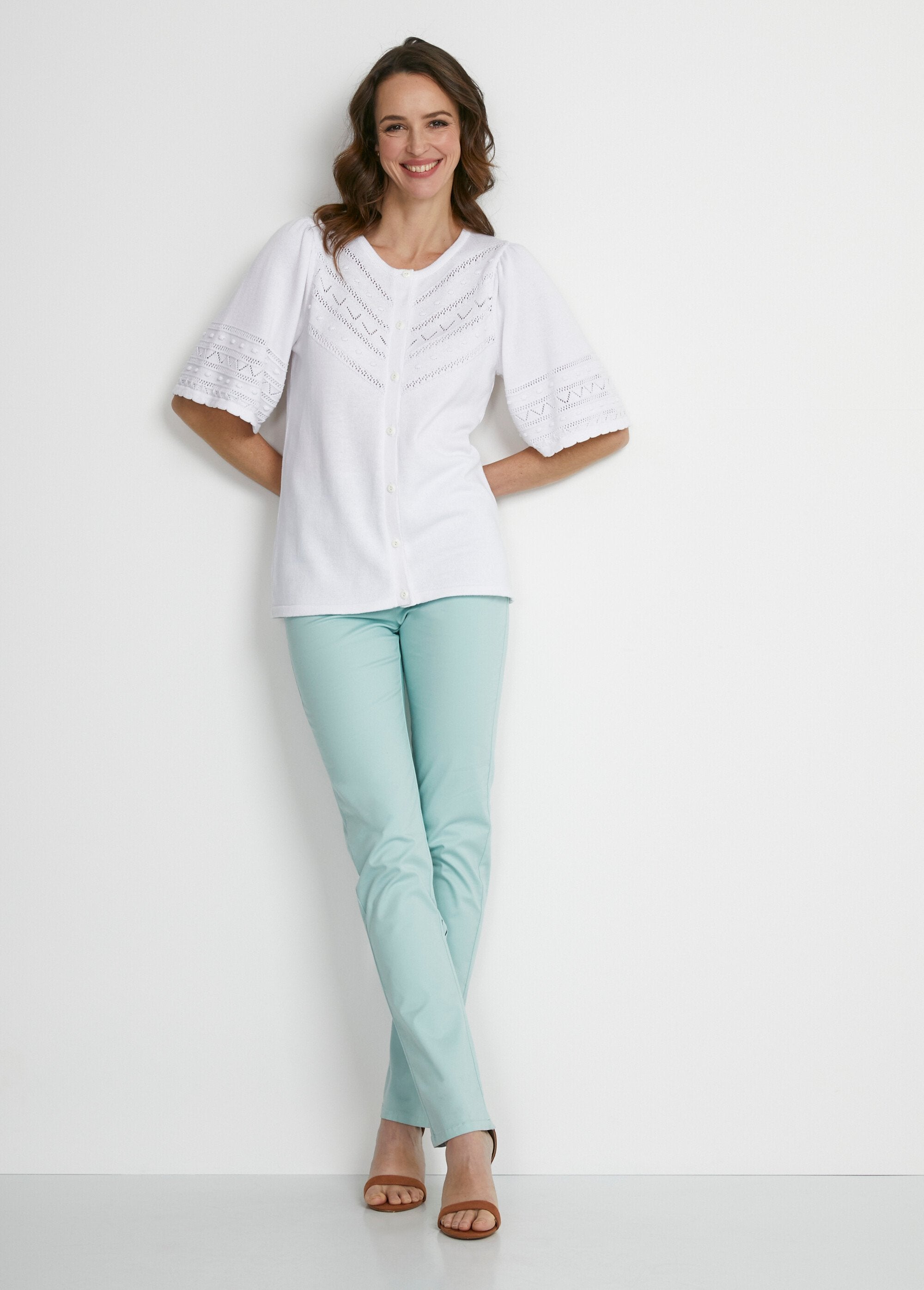 Cardigan_de_malha_vazada_com_gola_redonda_e_bolas_em_relevo_Blanc_SF1_slim