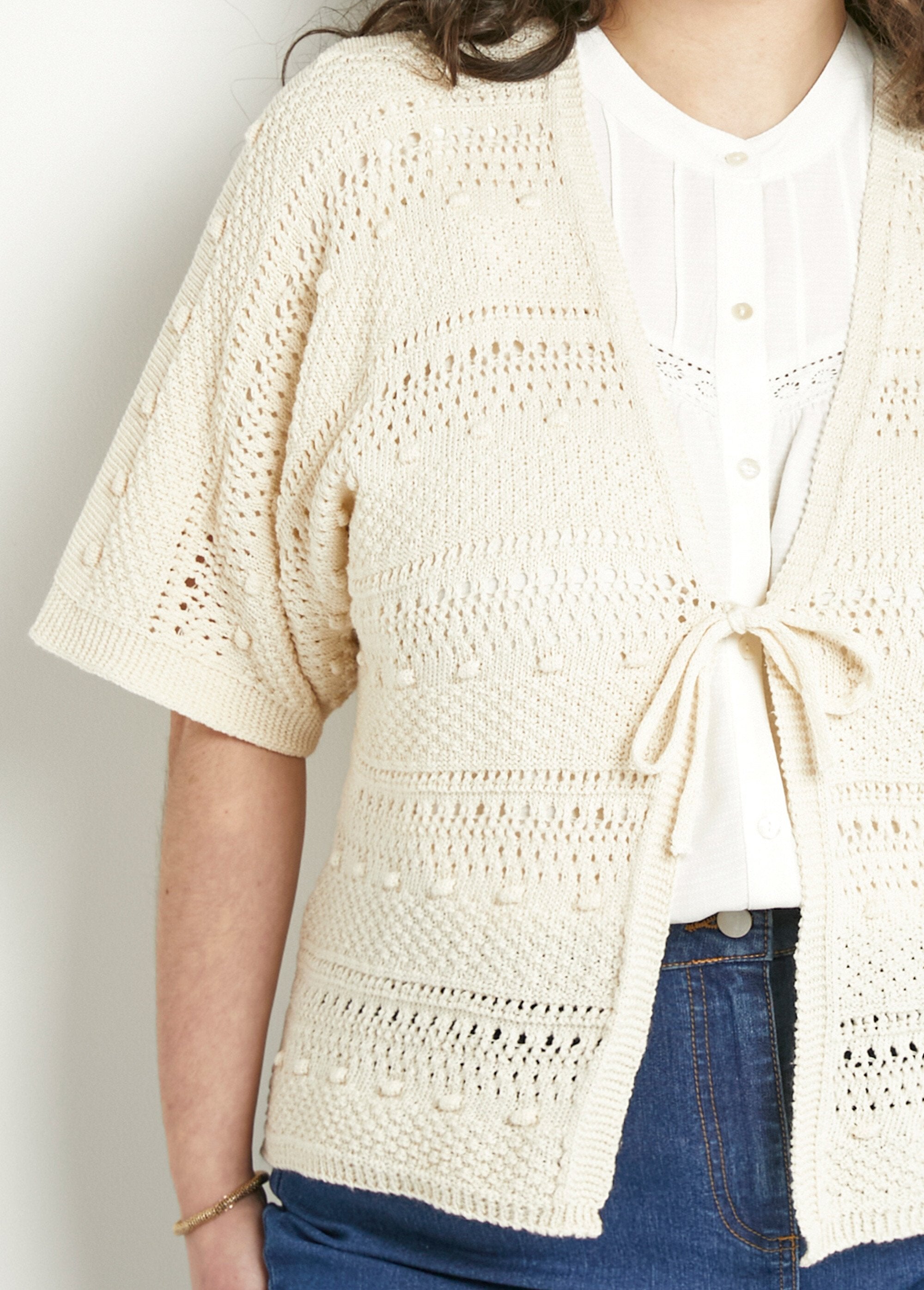 Colete_curto_vazado_com_decote_em_V_e_amarração,_mangas_curtas_Ficelle_DE1_curvy