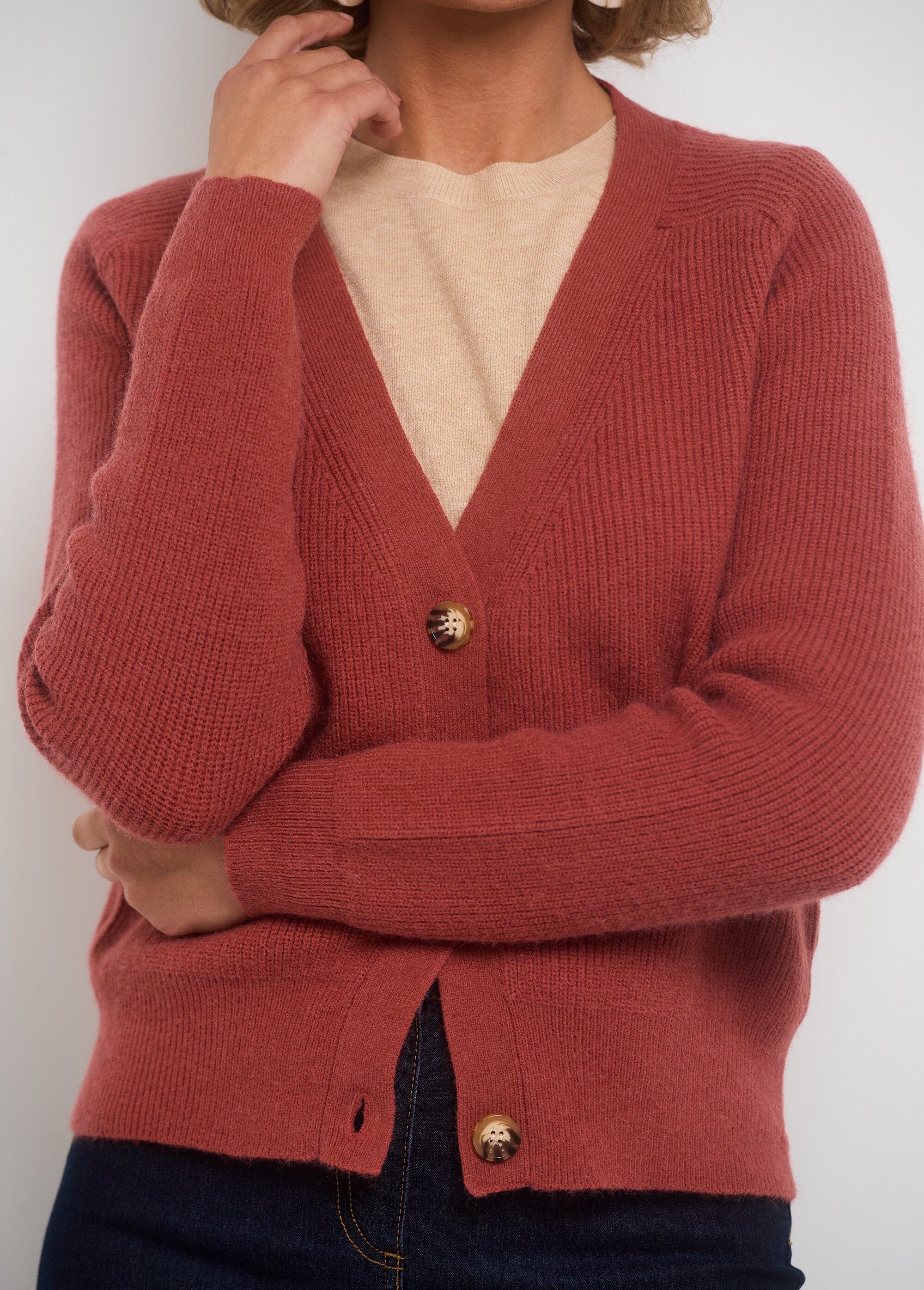 Cardigan_curto_com_decote_em_V_e_botões_contrastantes_Terracota_DE1_slim