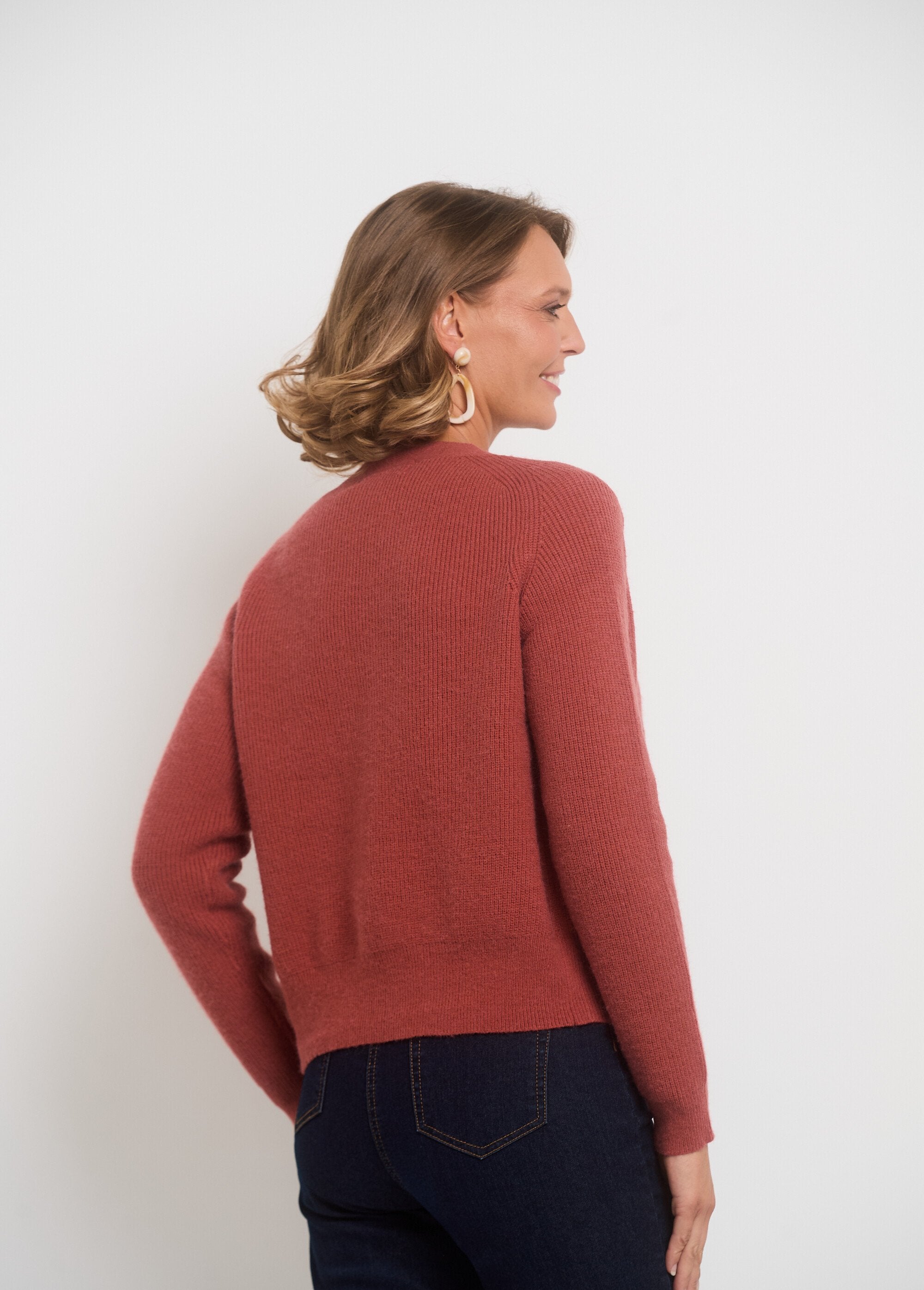 Cardigan_curto_com_decote_em_V_e_botões_contrastantes_Terracota_DO1_slim