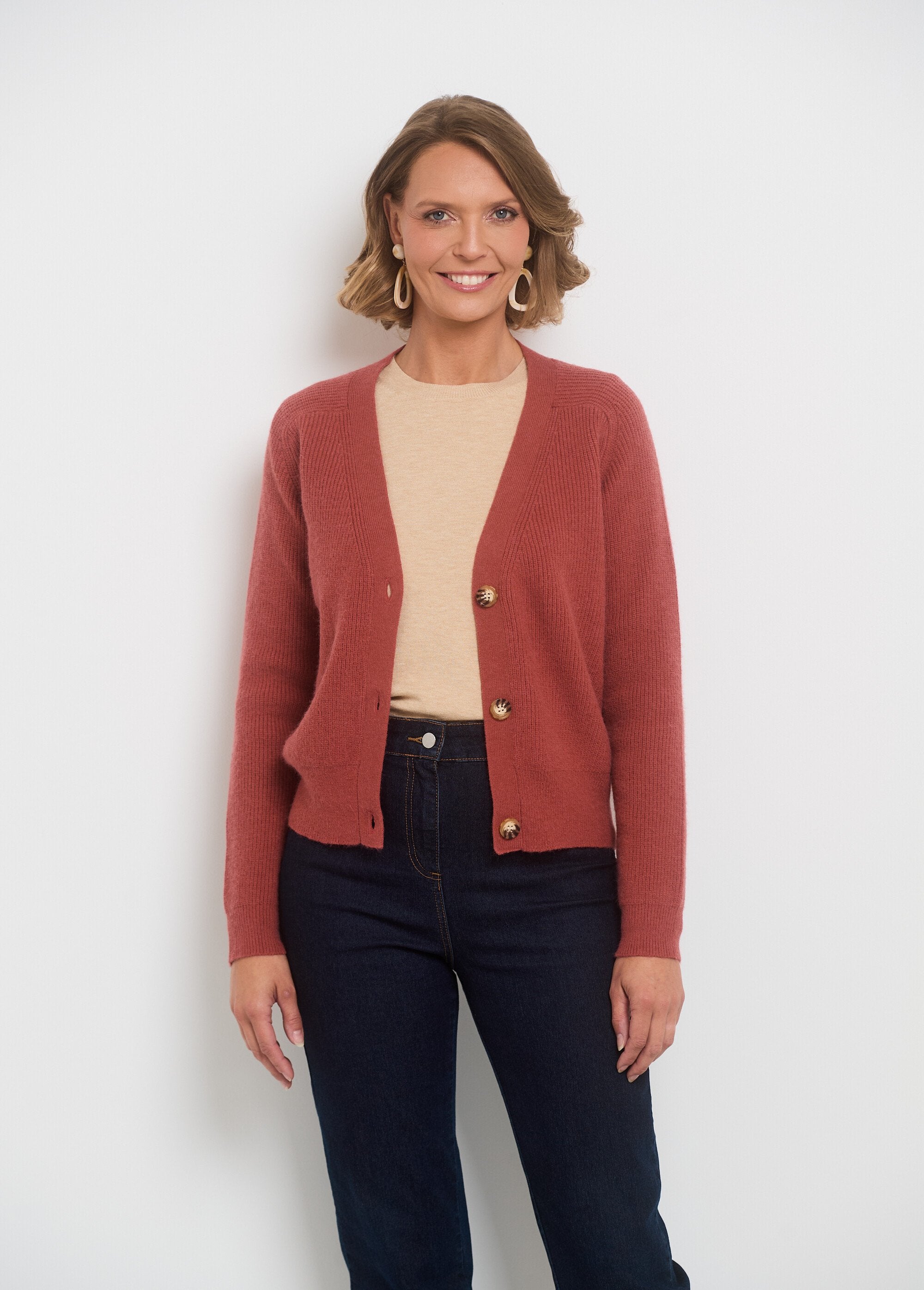 Cardigan_curto_com_decote_em_V_e_botões_contrastantes_Terracota_FA1_slim