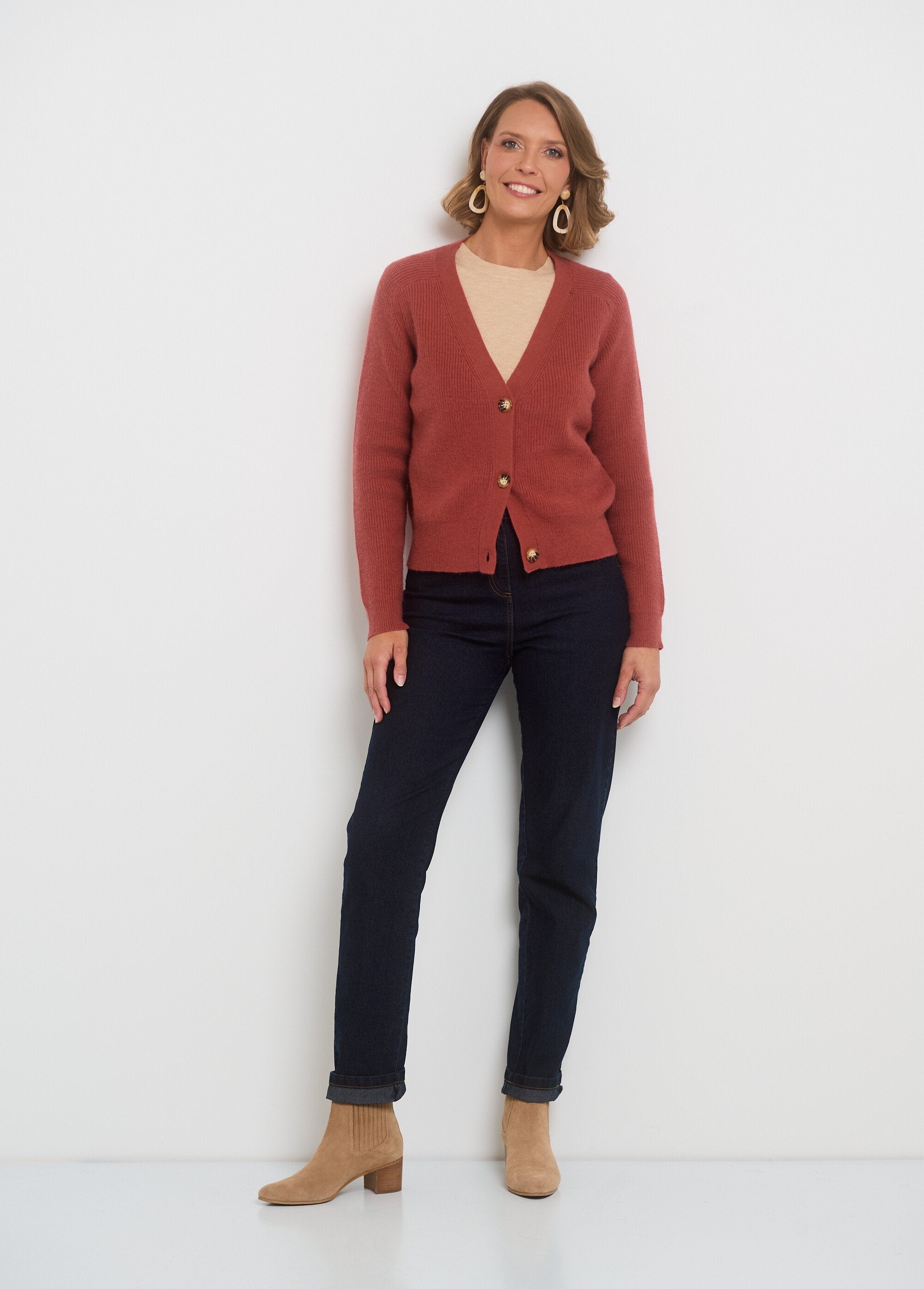 Cardigan_curto_com_decote_em_V_e_botões_contrastantes_Terracota_SF1_slim