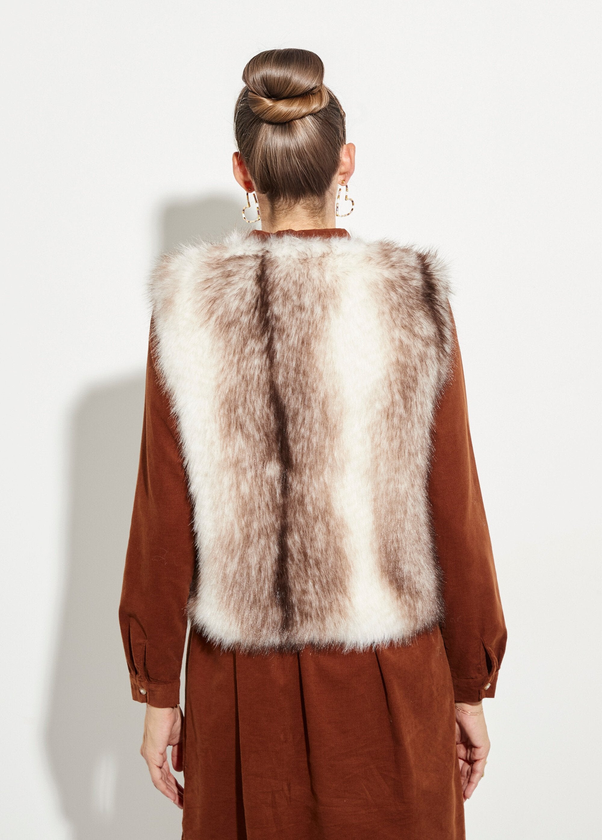 Casaco_de_pele_sintética_sem_mangas_Beige_DO1_slim