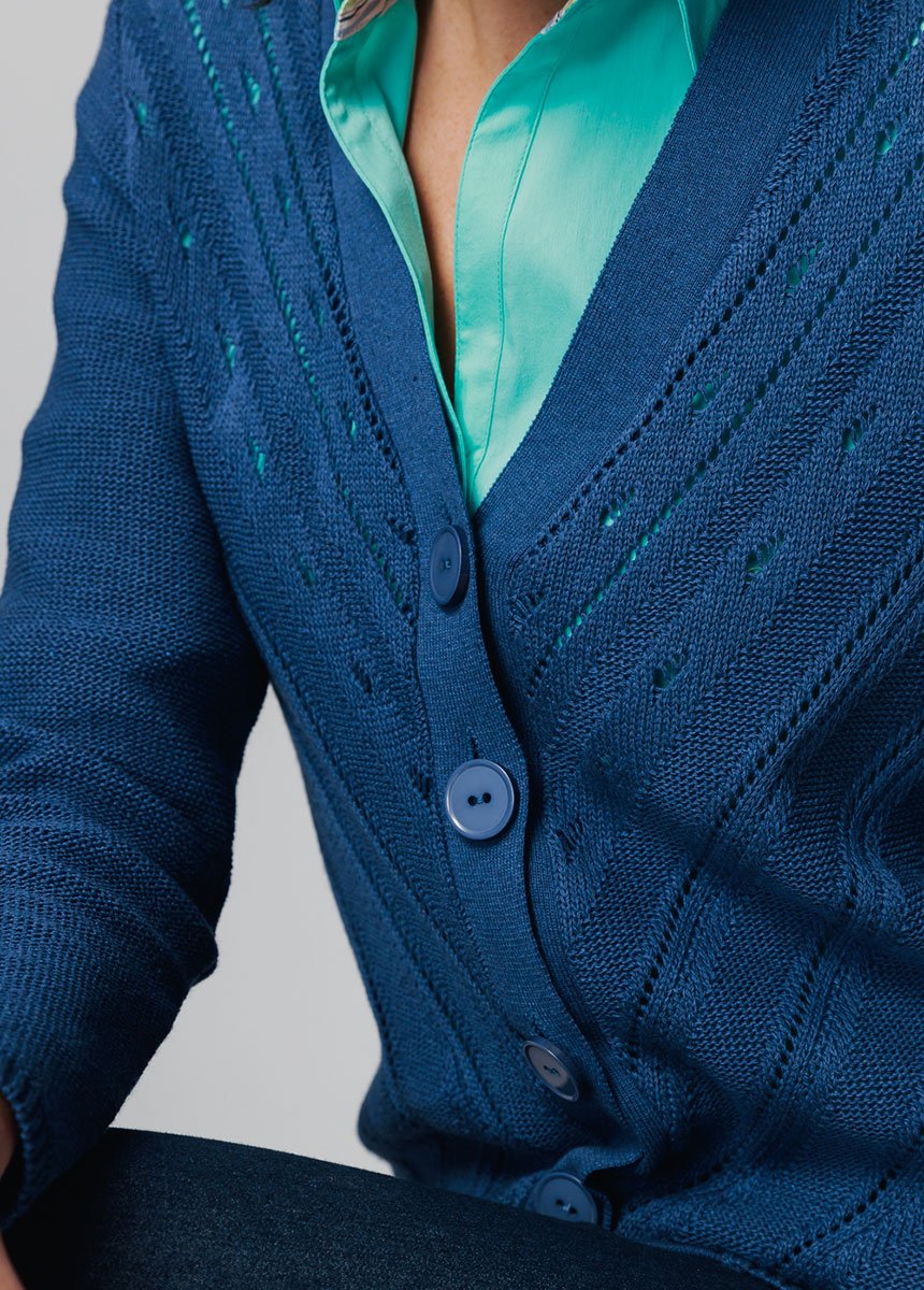 Cardigan_com_decote_em_V_e_padrões_vazados_Bleu_DE1_slim