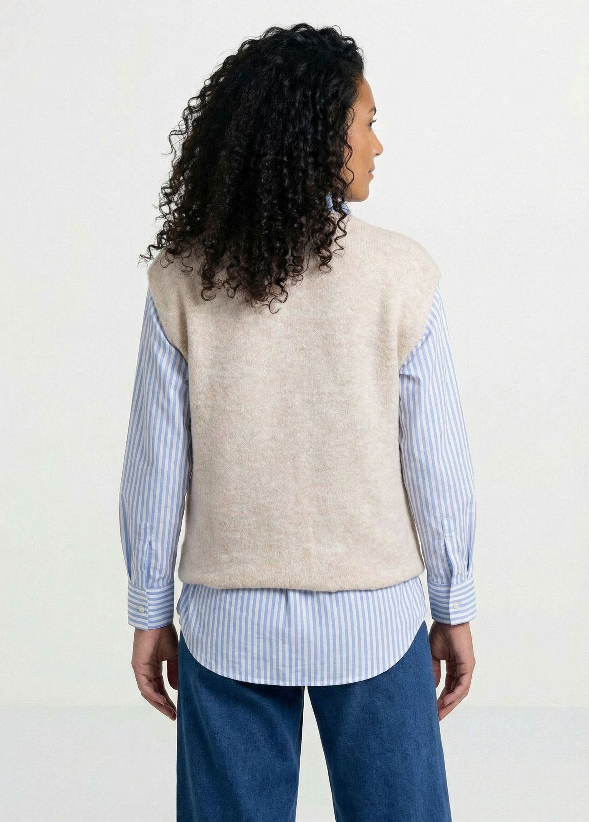 Casaco_sem_mangas,_botões_dourados,_malha_bouclette_Beige_DO1_slim