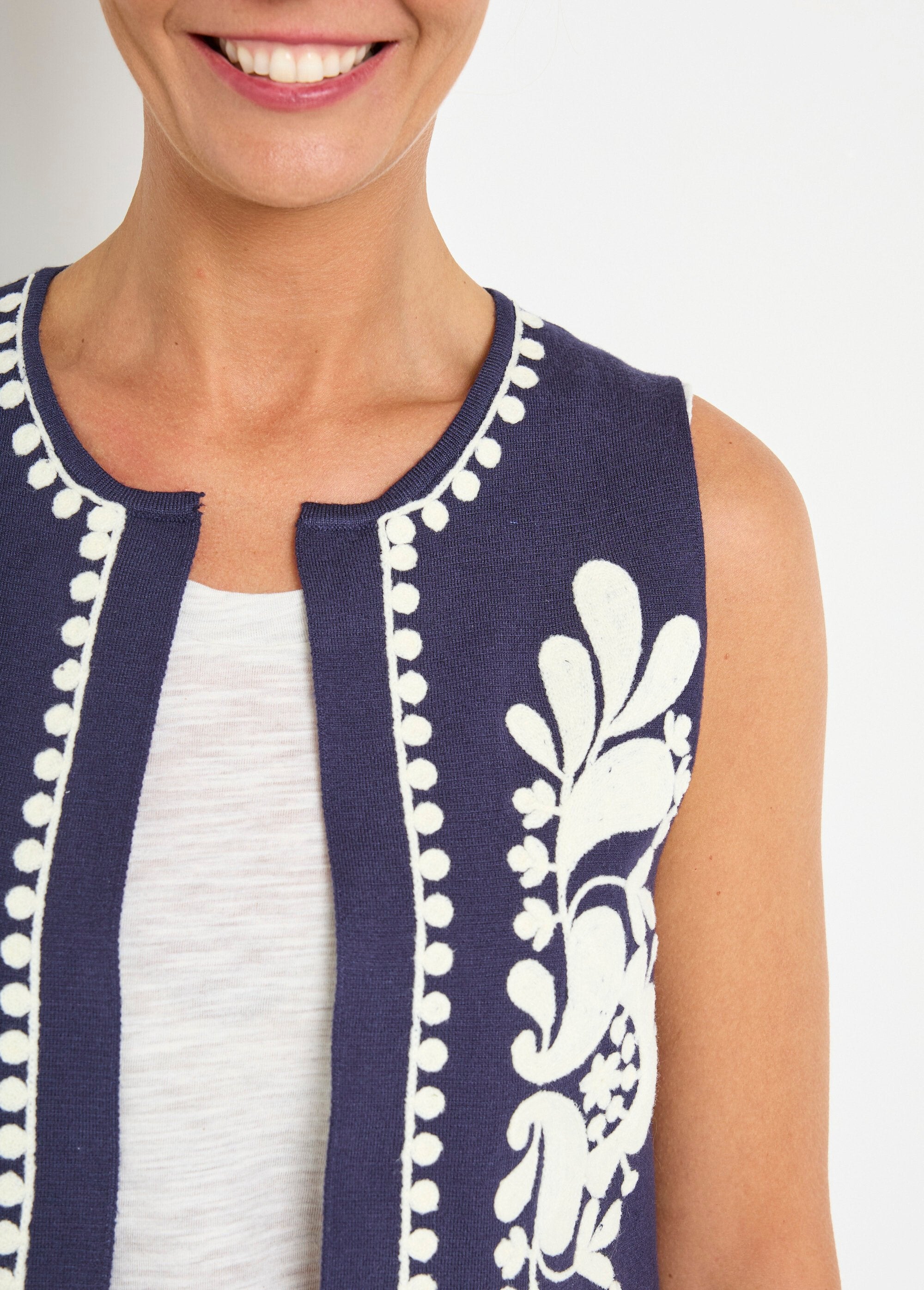 Colete_sem_mangas_em_malha_e_bordado_Marine_DE1_slim