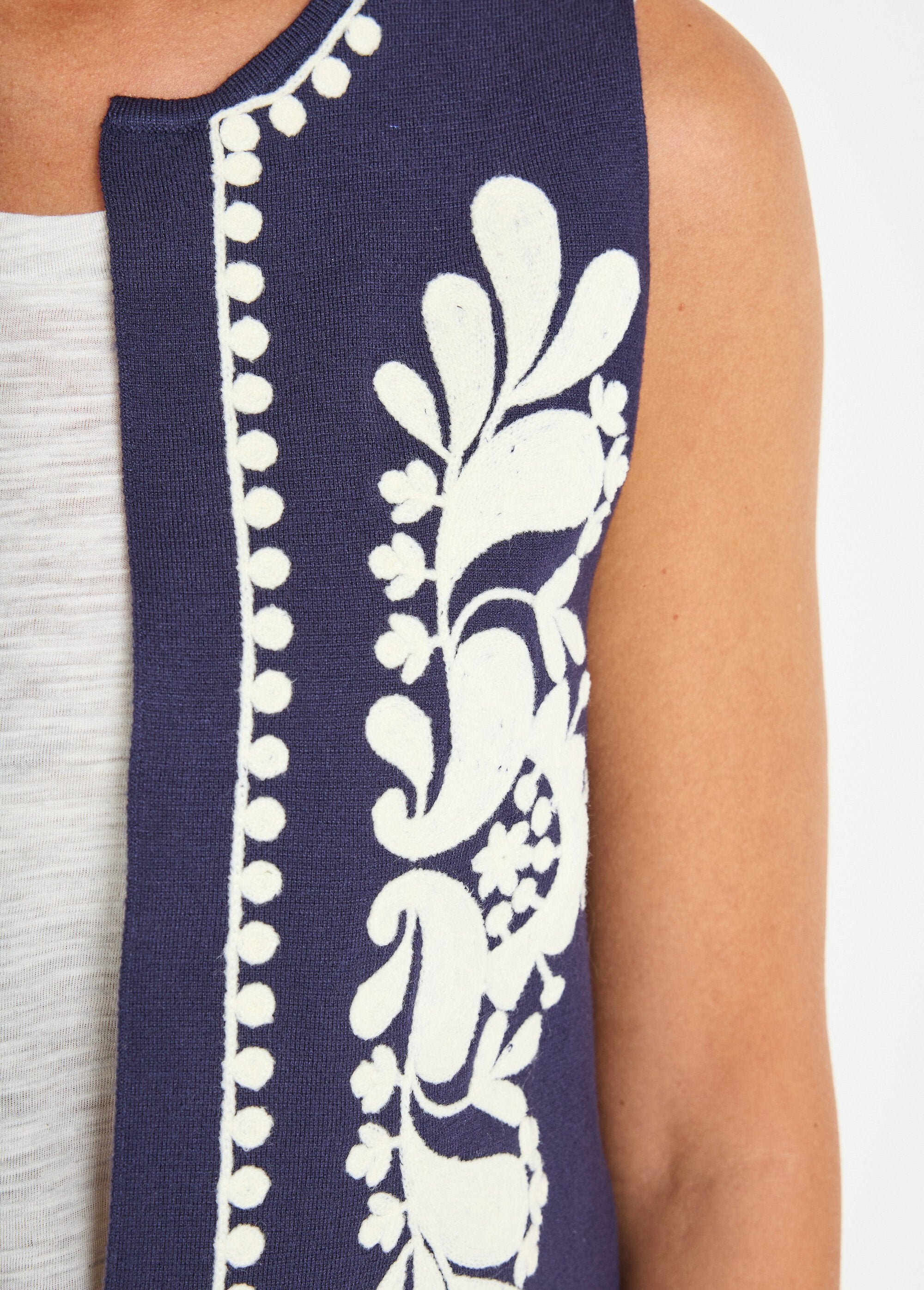 Colete_sem_mangas_em_malha_e_bordado_Marine_DE2_slim