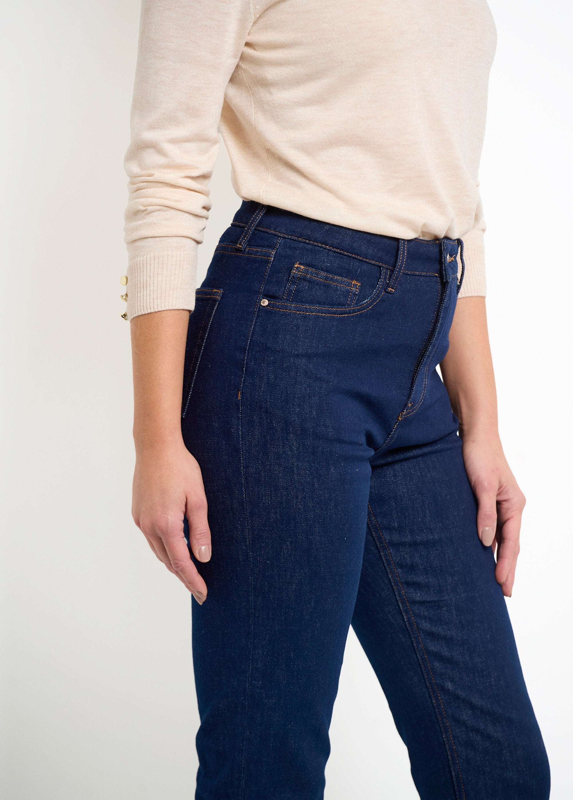 Jeans_reto_de_5_bolsos_com_fundo_desfiado_Brut_DE1_slim