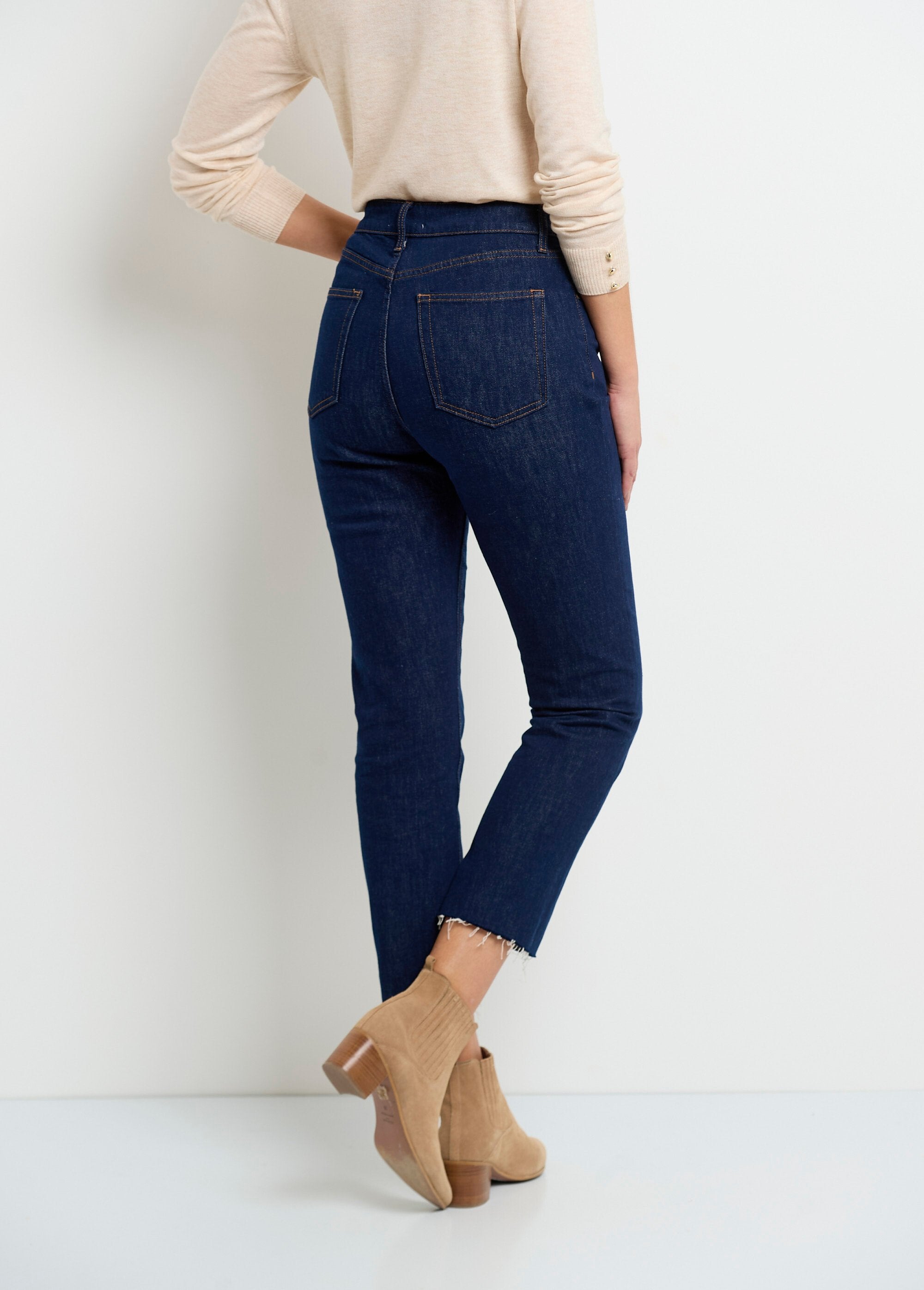 Jeans_reto_de_5_bolsos_com_fundo_desfiado_Brut_DO1_slim